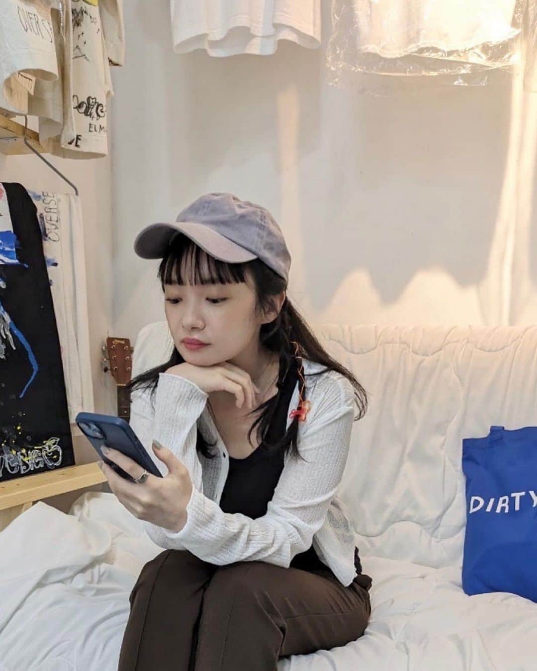 川村安奈のインスタグラム：「🍔🇺🇸🗽 ささ〜っと手際よくアレンジできるかわちゃんカッコ良い🫶🏻 #hairarrange #キャップコーデ #ヘアアレンジ #헤어 #흑발 #fypシ」