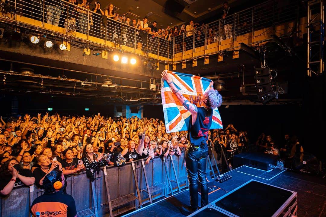 MIYAVI（石原貴雅）さんのインスタグラム写真 - (MIYAVI（石原貴雅）Instagram)「Thank you, London! 🇬🇧  We're overjoyed to have seen the floor packed with the faces of our incredible fans. We hope the energy and love were mutual!  Next and FINAL stop: #Milan, Italy 🌟  We’re finally here. Tonight, we’ll have a greatest night together 🔥🙌✨  Photo by: @ix.dan.video」10月4日 19時10分 - miyavi_staff