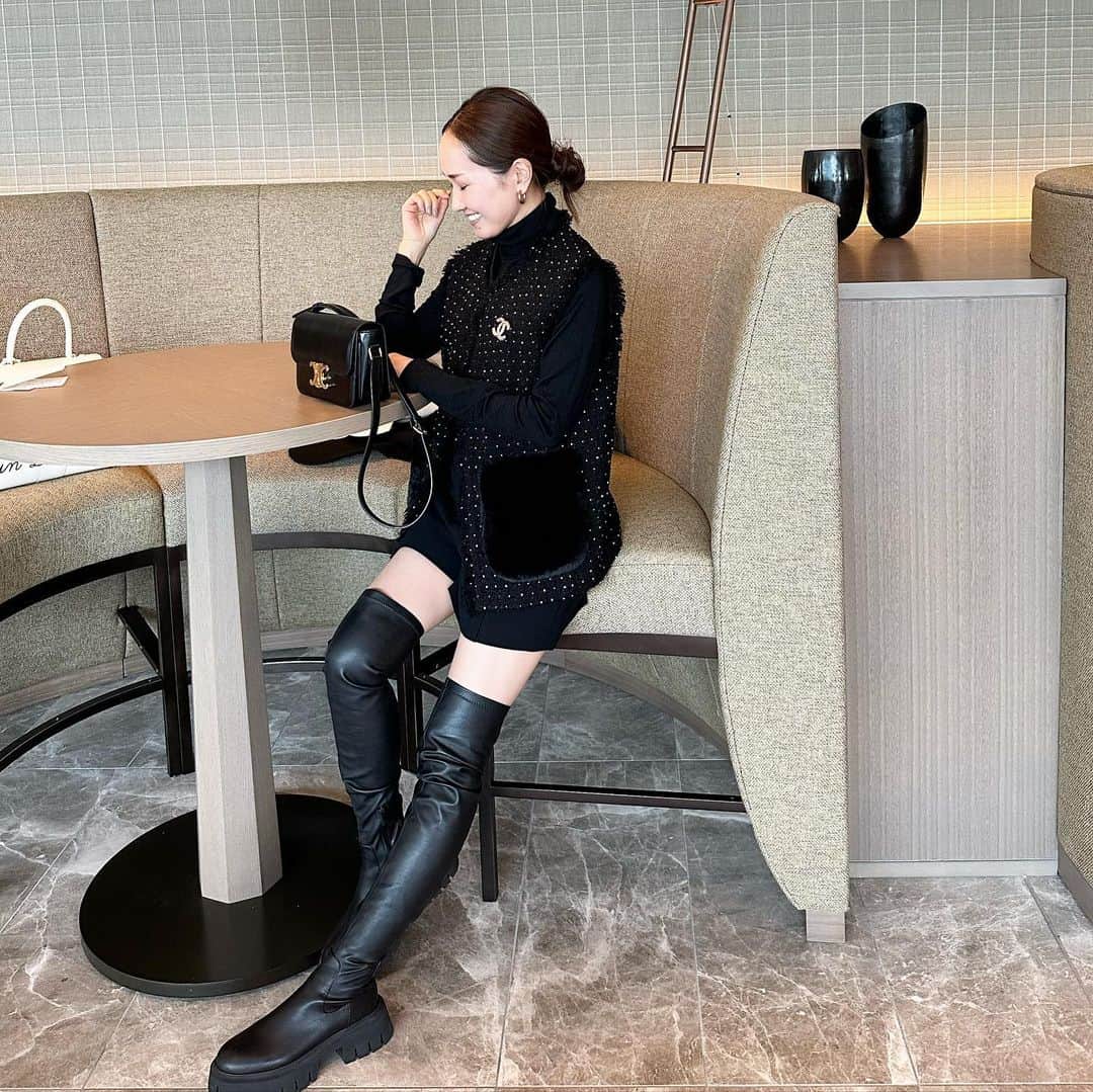 のインスタグラム：「またもやAll Black🖤  POP UPでも人気だった Dot tweed series🪡  スカートとset upで楽しんでも良し🫶🏻ショートパンツやデニムでも良し😚合わせやすくて可愛いジレ🖤  10/6(Fri)21:00-販売スタートです  knitwear/gilet @_bluelea_  pants/boots @zara bag @delvaux」
