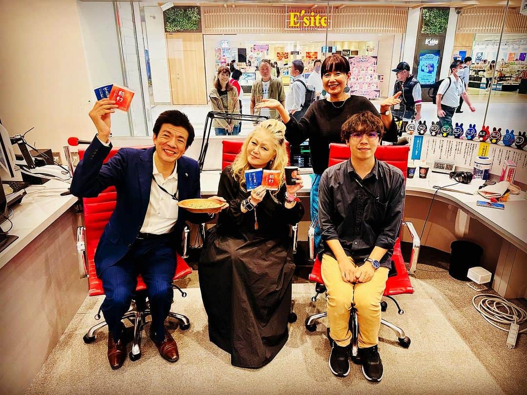JILLのインスタグラム：「今月からスタート❣️ 大和屋DEEPLESSO。 大好きな珈琲のことを 毎月知ることが出来ます👍  今日は香り豊か お味はまろやかな SAKE珈琲。  美味しいです。  珈琲愛がいっぱいの 平湯社長さまと美味しいSAKE珈琲を 入れてくださったスタッフの方とパチリ💕☕️  #大和屋 #sake珈琲 #大和屋deeplesso ———————————— #10月03日billboardlive大阪 #10月29日REDROCKS #11月03日西条市ストーンハンマー #11月04日西条市こけら落とし  ———————————— #jillpersonz  #personz  #youtubepersonzチャンネル #note  #jillpersonz  #エアプレ #JILLプレ #ラジオ高崎 #三味線jill屋」