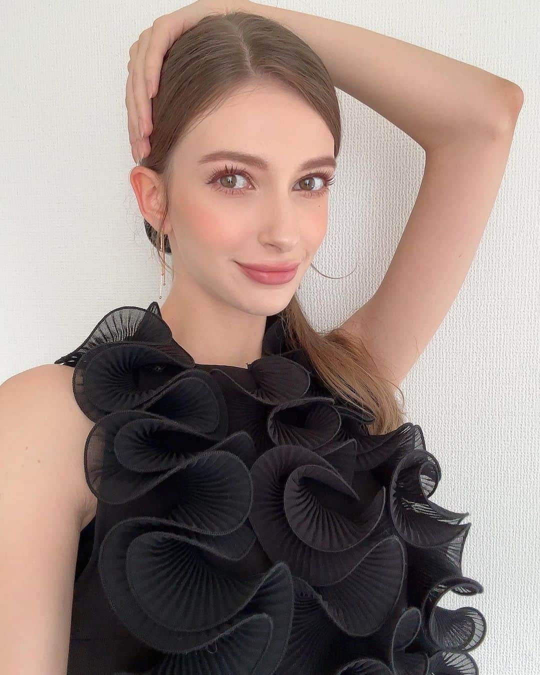 のインスタグラム：「お疲れ様です🤍 本日は浮世絵のお話✨  【2024ミス日本コンテスト第一期勉強会】 世界に愛される日本文化「浮世絵」  ：日本ユネスコ協会連盟 個人会員 牧野健太郎先生  私は大学でフランス文学を専攻していましたが、フランス文学の講義の中でもフランスの美術の講義が好きでした✨ 絵を通して先人たちの感性や美学を感じれるからです！  知識としてはあまり知らないことも多いですが、日本文化の「浮世絵」にはとても魅力を感じていましたので、今回「浮世絵」の講義を受けることができ、大きな学びになりました。  当時世界では、絵画は貴族階級の方々が愛で楽しむものでしたが 「浮世絵」はその特殊な製法によりフルカラーの印刷物を安価で楽しむことができ、庶民でも絵画が身近にあったのは、当時 世界中で日本だけでした😳  そんな浮世絵の中でもとても心惹かれた作品がありましたので、皆さんにも紹介させてください✨  歌川広重　名所江戸百景 「猿わか町夜の景」  この作品は、現在の浅草付近を描いたもので、華やかな夜の賑わいの中にも秋の侘しさも感じられる趣深い作品です🌛  浮世絵ならではの再現ができる月の影の美しさが、世界中でも反響を呼んでいるとのこと。  動物好きの私としては、ワンちゃんや猫ちゃんまで、細かいところもしっかり描かれていてとてもユーモアを感じる作品でした。 浮世絵は、本当に細かいところまで鮮明に描かれていてそこに先人たちの器用さと美意識を強く感じました。  遊び心もあり、コメディ要素もあるそんな浮世絵は、本当に素敵な日本文化の一つだと思います。  牧野先生、ご講義ありがとうございました。  椎野 カロリーナ  #ミス日本 #ミス日本の勉強会 #ミス日本コンテスト #ミス日本勉強会 #ミス日本2024 #ミス日本ファイナリスト2024」