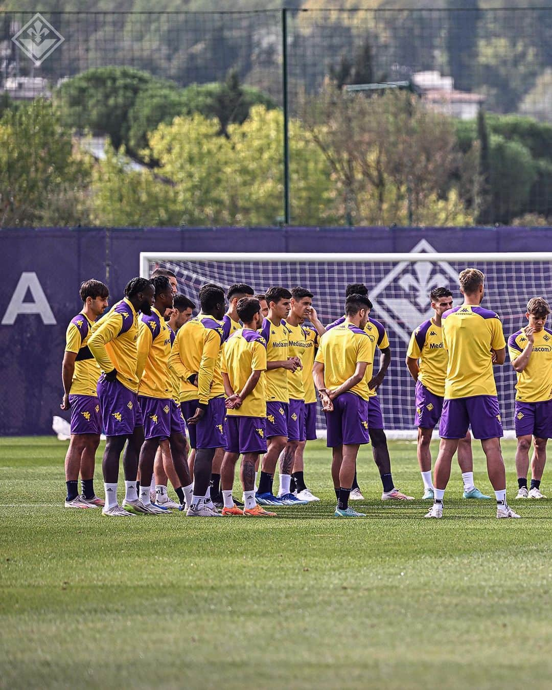 ACFフィオレンティーナさんのインスタグラム写真 - (ACFフィオレンティーナInstagram)「Focus on #UECL night💜⚜️  #forzaviola #fiorentina #violapark」10月4日 19時11分 - acffiorentina