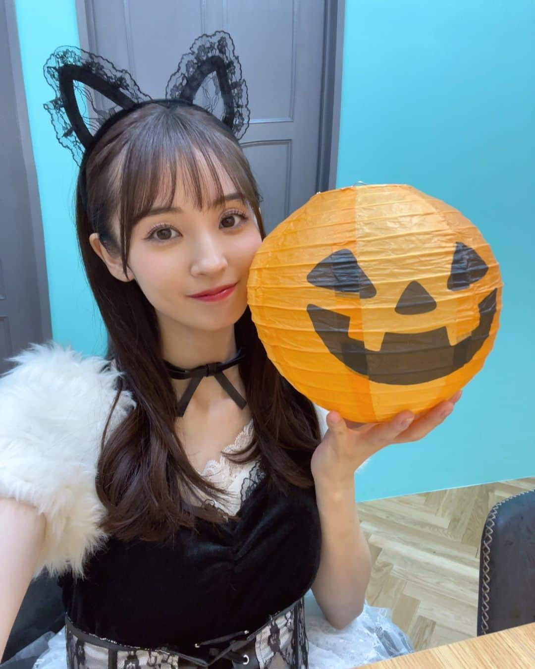 咲良菜緒のインスタグラム：「少し早いけど...Happy Halloween！ 今年は仮装をしてみんなと会える機会が 10/14のtalk tripであるよん🎃 今年は珍しく王道の猫です🐈‍⬛  みんなも何かになるのー？👻」