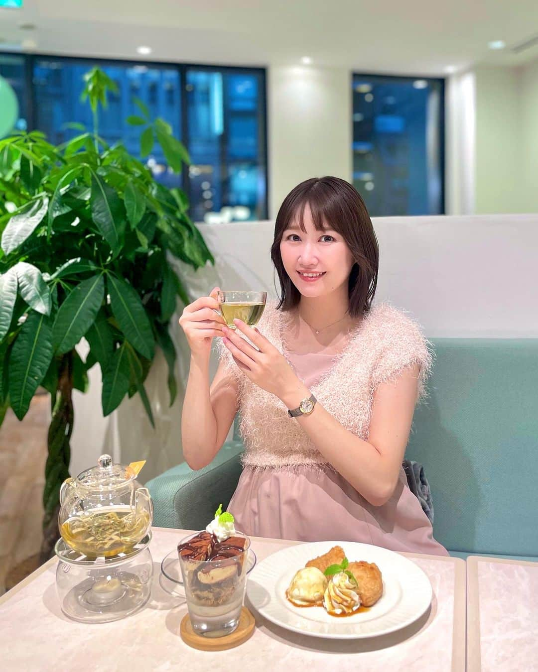 浦野一美さんのインスタグラム写真 - (浦野一美Instagram)「#👼   【GINZA TENSHODO CAFE】 6月のオープンから 気になっていたカフェ♡  私がすぐ疲れちゃうから、 休憩が多くて𖠚ᐝ マイラブさんがキョロキョロと見回して 見つけてくれました🤭  17時迄のアフタヌーンティーセットを ギリギリ逃してしまったけど、 私はアップルパイでマイラブさんはアフォガード☕️ 美味しくいただきましたᵕ̈*  プレゼンテーションボックスから 6種類のハーブティーも選ぶのも楽しかったです♩¨̮  可愛らしいカフェでした👼🏻˚✩*  ⋆┈┈┈┈┈┈┈┈┈┈┈┈┈┈┈⋆  #GINZATENSHODOCAFE #GINZATENSHODO #TENSHODOCAFE #銀座天賞堂カフェ#銀座天賞堂 #天賞堂カフェ  #銀座スイーツ  #銀座カフェ巡り #銀座カフェ #マタニティ #妊婦 #maternity #プレママ #初マタ #初マタニティ #高齢出産 #高齢出産で初産 #高齢妊婦 #女の子ママ#maternityCinDy」10月4日 19時15分 - cindy.cinderella