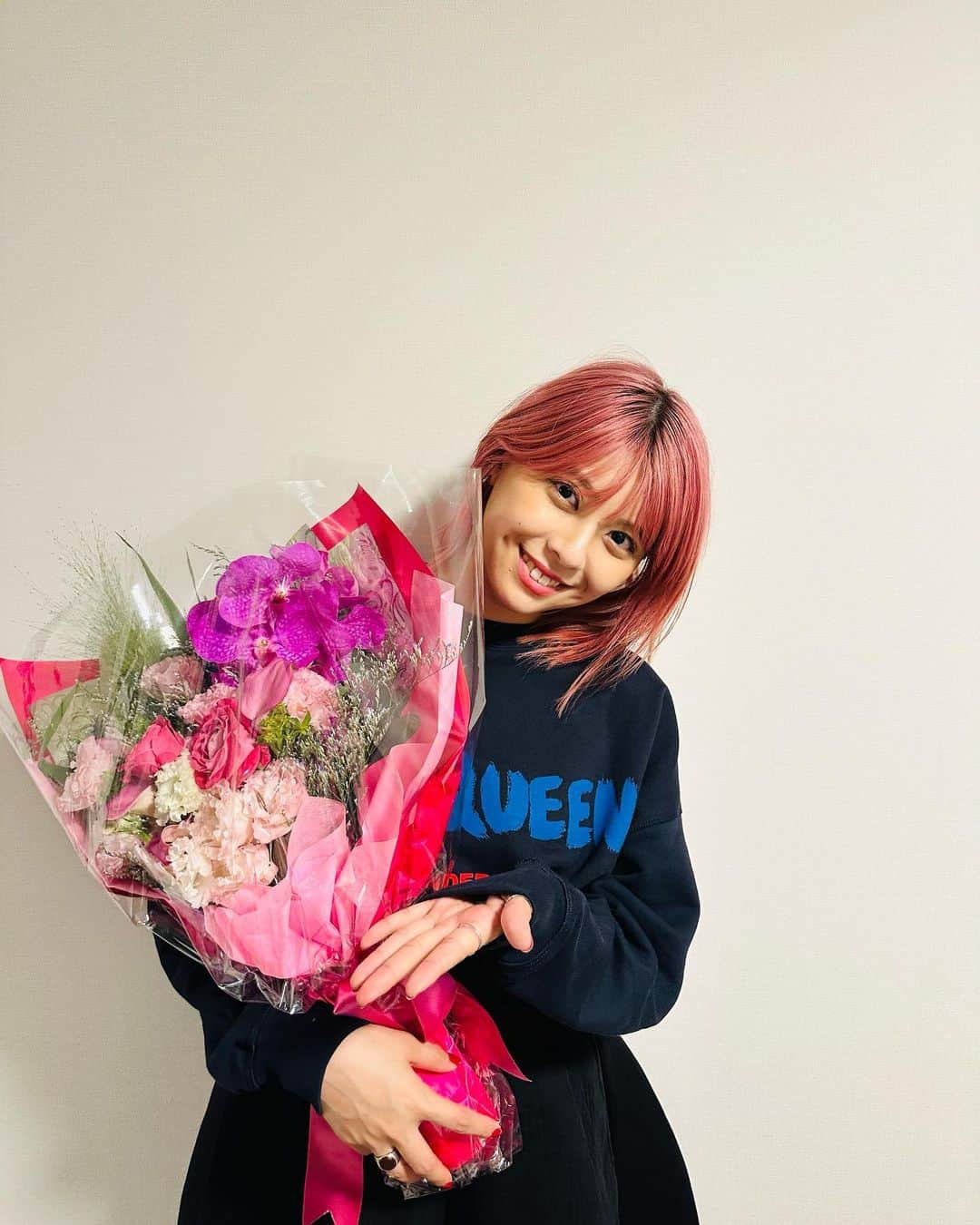 のインスタグラム：「実は先日、ドラマ撮影、クランクアップしました✨  本当に長いようであっという間の撮影期間でした。 そして得たものも沢山。 本当にいい経験をさせていただきました。  スタッフの皆様、お疲れ様でした！ そしてありがとうございました！  また近々、FCのブログにでも 語らせていただこうかしら♡  放送お楽しみに！  @kouiunogaii_abc」