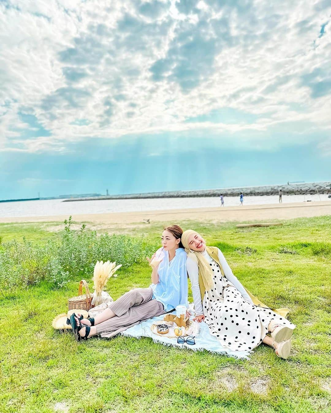 AMIのインスタグラム：「❁.*･ﾟ  ずっとやってみたかった海ピクニック🏖 天気も良くてピクニック日和だった🍩😋  またやりたい⸜🌷︎⸝‍ 海はいいね、秋の海が特に好き！ 良き休日でした🩵     最近2枚目のポーズがマイブーム🫰🏻       *☼*―――――*☼*―――――*☼*―――――*☼*――――― #海ピクニック #ピクニック日和 #海好き女子 #海ピク #ピクニックコーデ #アウトドア女子 #お出かけスポット #おすすめスポット #愛知お出かけスポット #りんくうビーチ #ビーチフォト #オシャレピクニック #スカーフコーデ #ムスリム #旅行好きな人 #タビジョ #genic_beach #picniclovers #beachlover🌴 #picnictime #explorejapan #japanlife #jalanjalanjepang #l4likesback」