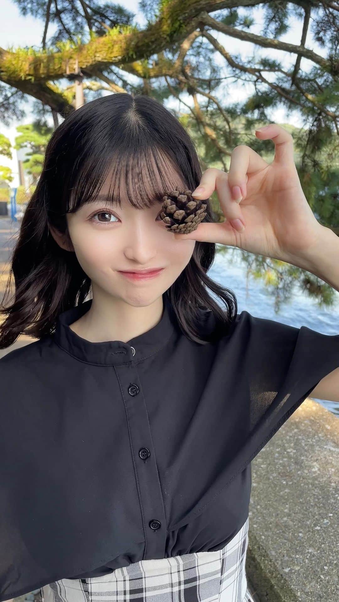 春野絵美莉のインスタグラム：「小さい秋見つけた、🐿🍂  昨日今日と気温が低くて少し肌寒かったよね𓂃𖤥𖥧𖥣⋆*  もう秋服に衣替えしましたか、？  私は妊娠中で去年着ていた秋服は今年は着れなそうなので、 新しく何着か購入しようかなと思ってます ˘͈ᵕ˘͈」