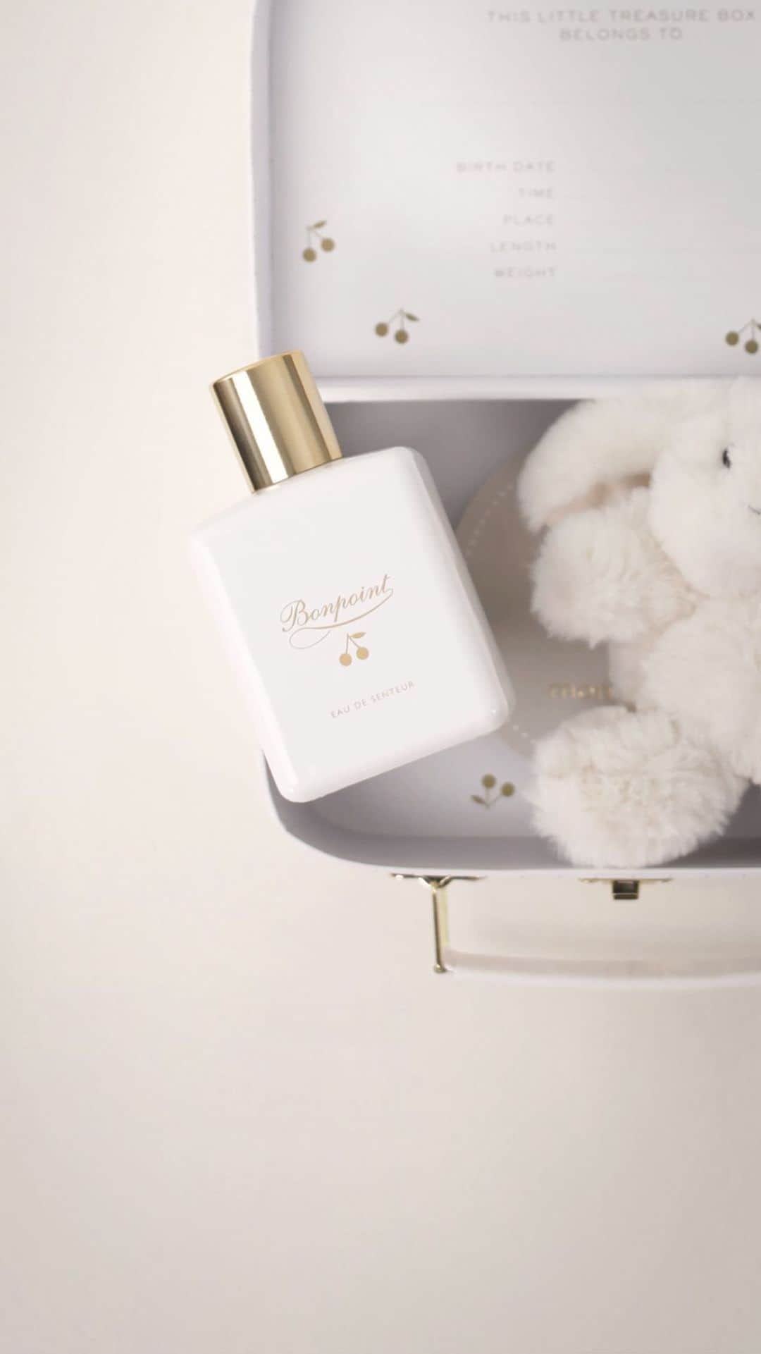bonpointのインスタグラム：「Discover our new limited-edition birth celebration suitcase adorned with delicate gold polka dots. ​ Filled with a lacquered bottle of our Eau de Senteur and our signature soft rabbit, they make the perfect gift. ​  #Bonpoint #BonpointBeauty」