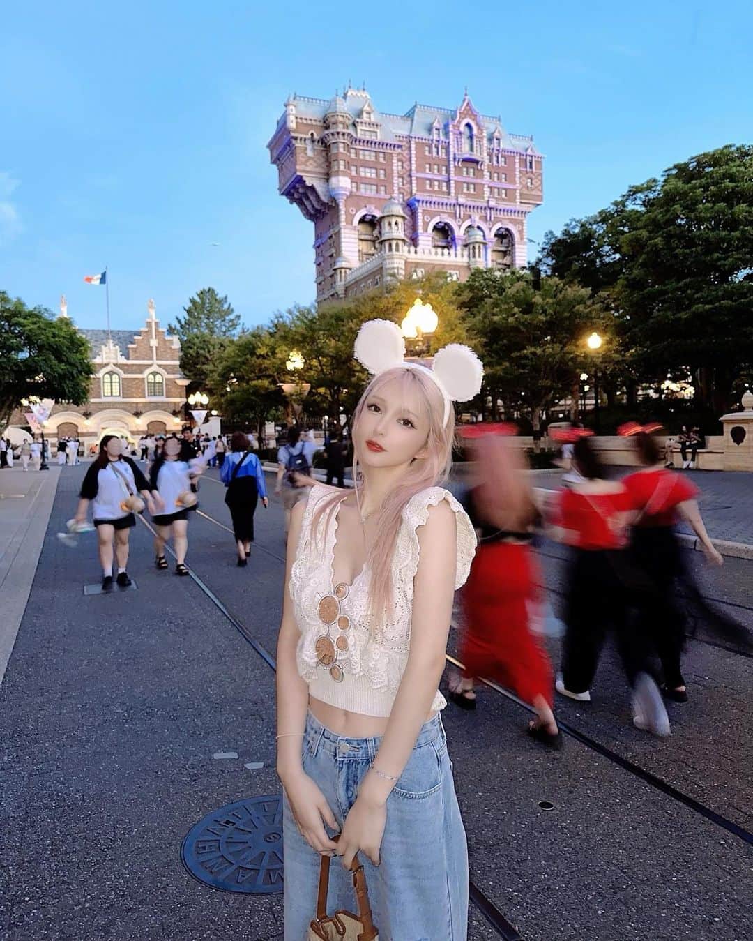 MIRIのインスタグラム：「このときの髪色すき💕  #ディズニーコーデ  #写真 #扇風機  #instagram #思い出 #Disney #東京 #tokyo  #ディズニー #ディズニーシー #disneysea  #カチューシャ  #サングラス  #ソアリン  #dior #ZARA #cider  #ヘア #ハイトーン #ヘアカラー #ピンク」