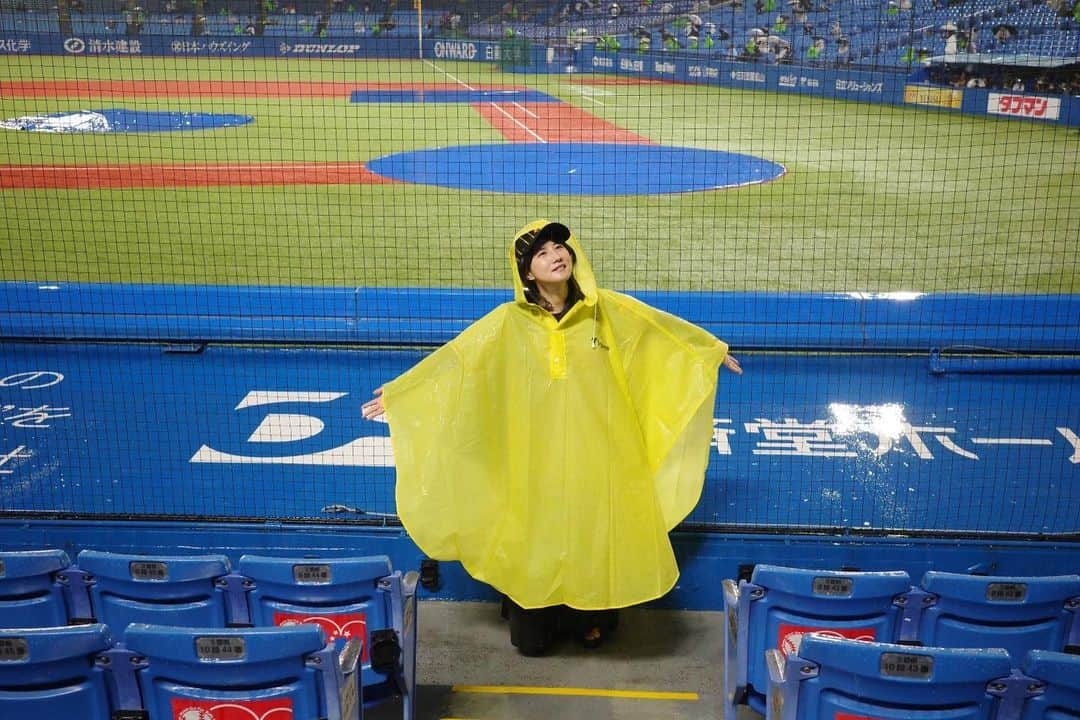 中江有里のインスタグラム：「雨の神宮球場。 最終戦に来ました。  #中江有里   #阪神タイガース」