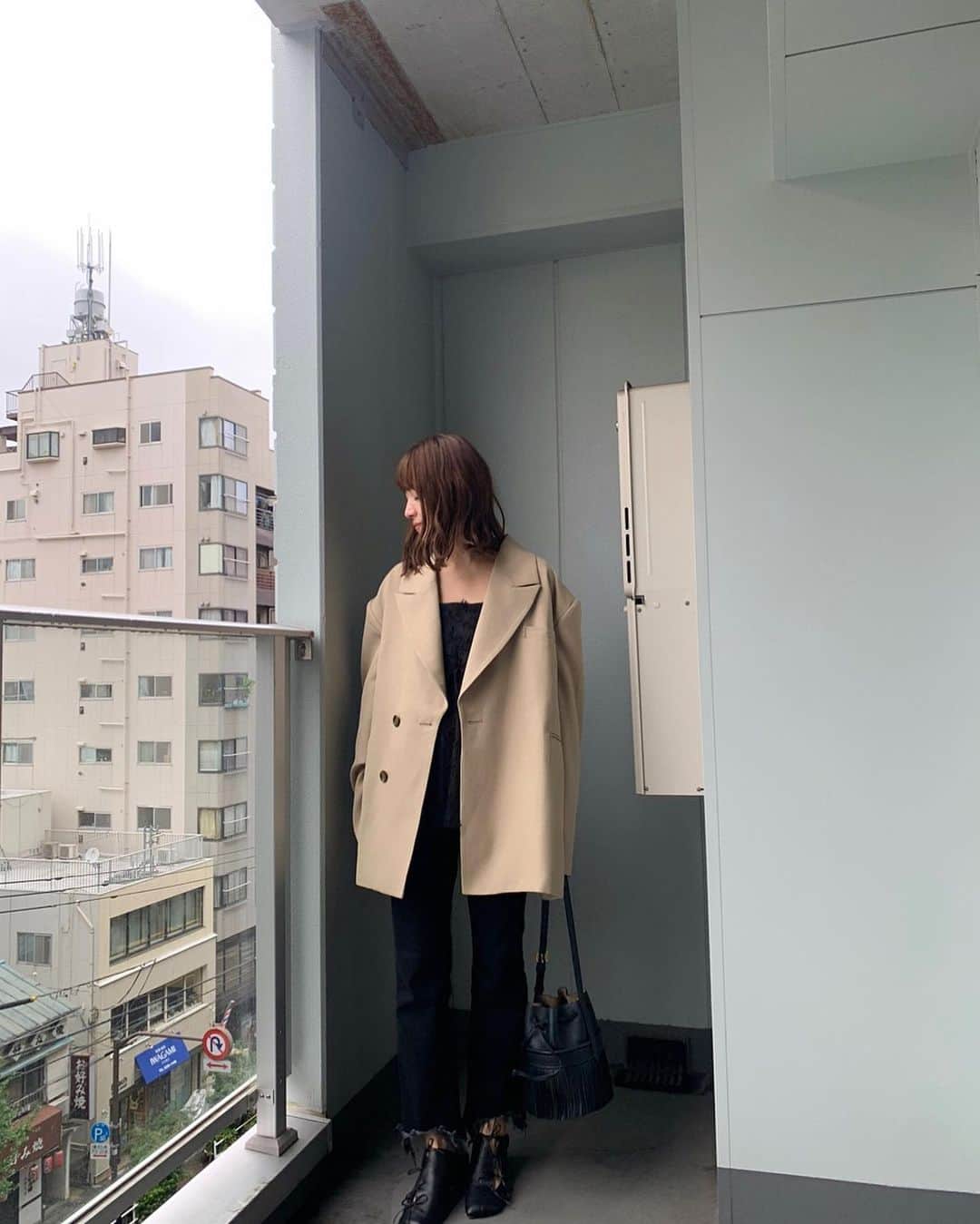 のインスタグラム：「今日一気に秋でびっくりだったね🫢🤎　 嬉しさと戸惑い🫢　  . コーデ載せるね♡ ジャケット @herin.cye  トップス @ur_fbyrosso  くつ @untishold  バッグ @jandmdavidson   . #秋コーデ #🍂」