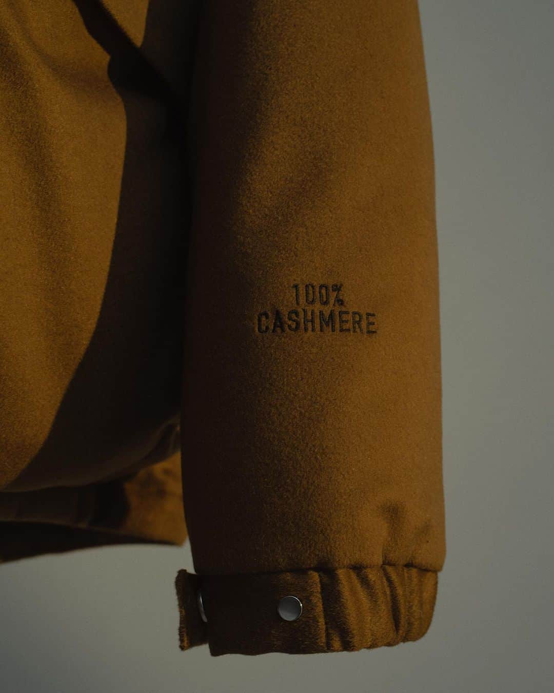 マーカウェアさんのインスタグラム写真 - (マーカウェアInstagram)「. The most luxurious cashmere down jacket is one of MARKAWARE's best products this season. The surface of the fabric is made of high-quality 100% cashmere flannel with a soft touch and luster.  今シーズンのMARKAWARE渾身の一品とも言えるのが、最高に贅沢なカシミヤのダウンジャケット。柔らかな肌触りと光沢を持つ、上質なカシミヤ100%のフランネルを生地の表面に使用しています。 このダウンJKはリバーシブル。カシミヤ面を表地にして着用することはもちろん、光沢あるナイロン面を表地、カシミヤ面を内側にして、極上の暖かさと肌触りを味わうこともできます。 サイズ感は大きめに設計し、上質な770フィルパワーポーランド産ホワイトグースダウンを「これでもか」というぐらいパンパンに詰めてボリュームたっぷりに。 ラグジュアリーな風格を持つカシミヤダウンジャケットは、ミニマルなデザインながら、フラップポケット、ハンドウォーマーも備えています。  CASHMERE FLANNEL CASHMERE DOWN JACKET price ¥209,000(tax in) col. BROWN KHAKI  #markaware @markaware_marka_official @markaware_marka_shop」10月4日 19時21分 - markaware_marka_official