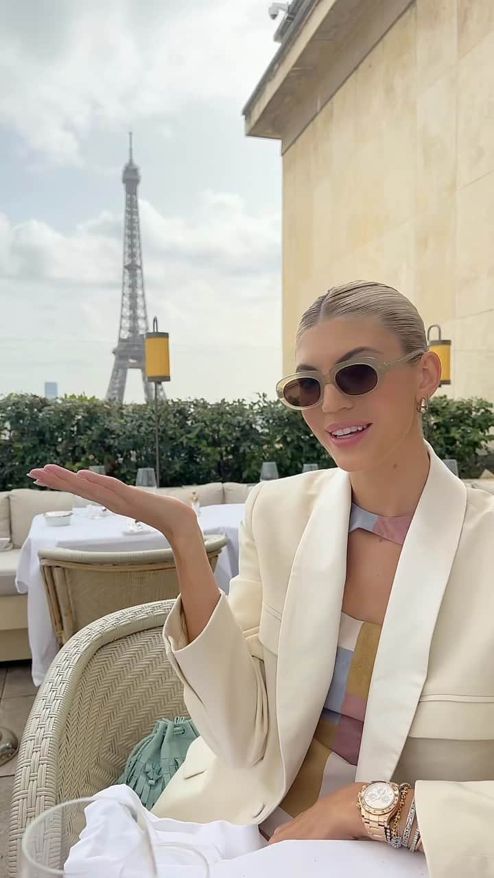 デヴォン・ウィンザーのインスタグラム：「How could you not be?! LBH」