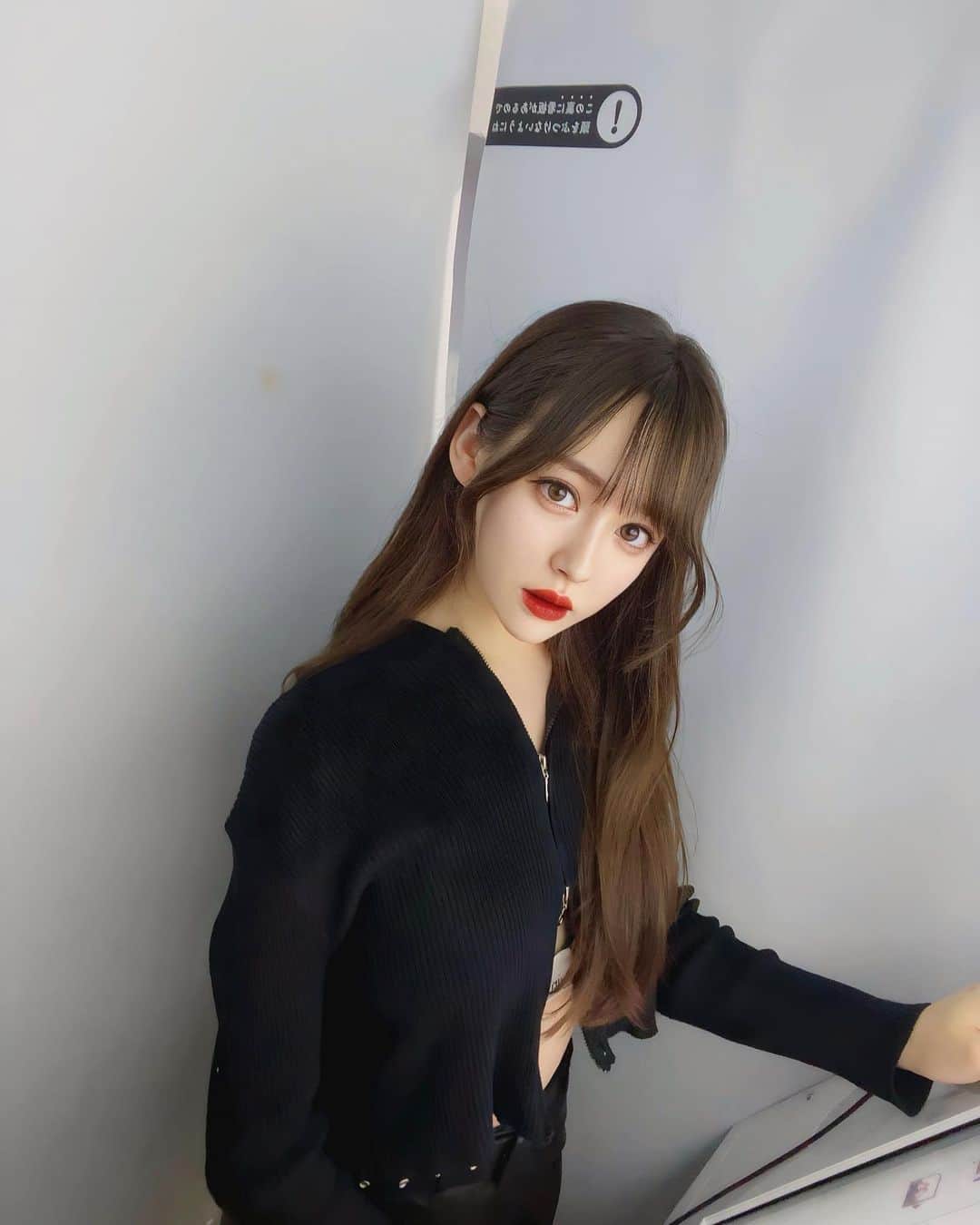 ナタリア聖奈のインスタグラム：「・ 🌚🖤」