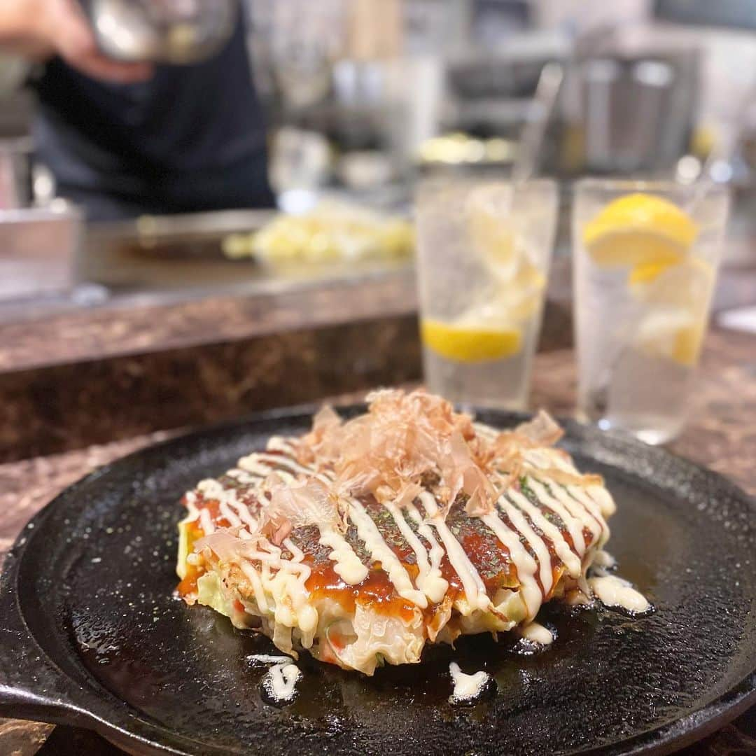 大谷朋子のインスタグラム：「♡ * 美味しいお好み焼きを サクッと食べられるお店見つけた！ * 西小山駅からすぐにある 「鉄板居酒屋しらんけど」🤎 * 目の前の鉄板で焼いてくれるから、 見ているのも楽しい♪ * 大阪十三の本格お好み焼き 「お好み焼きミックス」と 濃厚卵がのった「フワトロオムそば」。 * ふわふわで止まらない美味しさ！ どちらも美味しくて選べなくて両方息子用にテイクアウトしたら完食してました✌️ * またふらっと行きたいお店！ 爽やかなオリジナルフルーツソーダも最高でした🍋 * * PR @teppanizakaya_shirankedo #鉄板居酒屋しらんけど #鉄板居酒屋  #しらんけど #西小山ディナー #目黒区グルメ #西小山お好み焼き #西小山焼きそば」