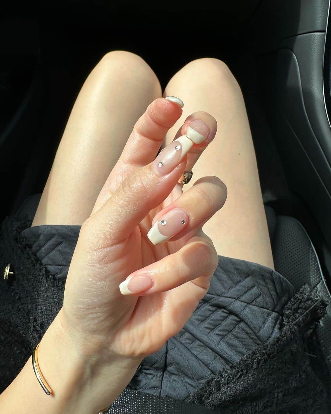 左近鈴乃さんのインスタグラム写真 - (左近鈴乃Instagram)「. New nail 💅🏻💗 アイボリーフレンチにランダムストーン💎 アイボリーのカラーも秋っぽくなるように拘ってくださってて…さすがです🥹♡  いつもありがとうございます🙏🏻@ennanails_  #suzunonail  #フレンチネイル #ネイル #ネイルデザイン」10月4日 19時24分 - suzuno_sakon