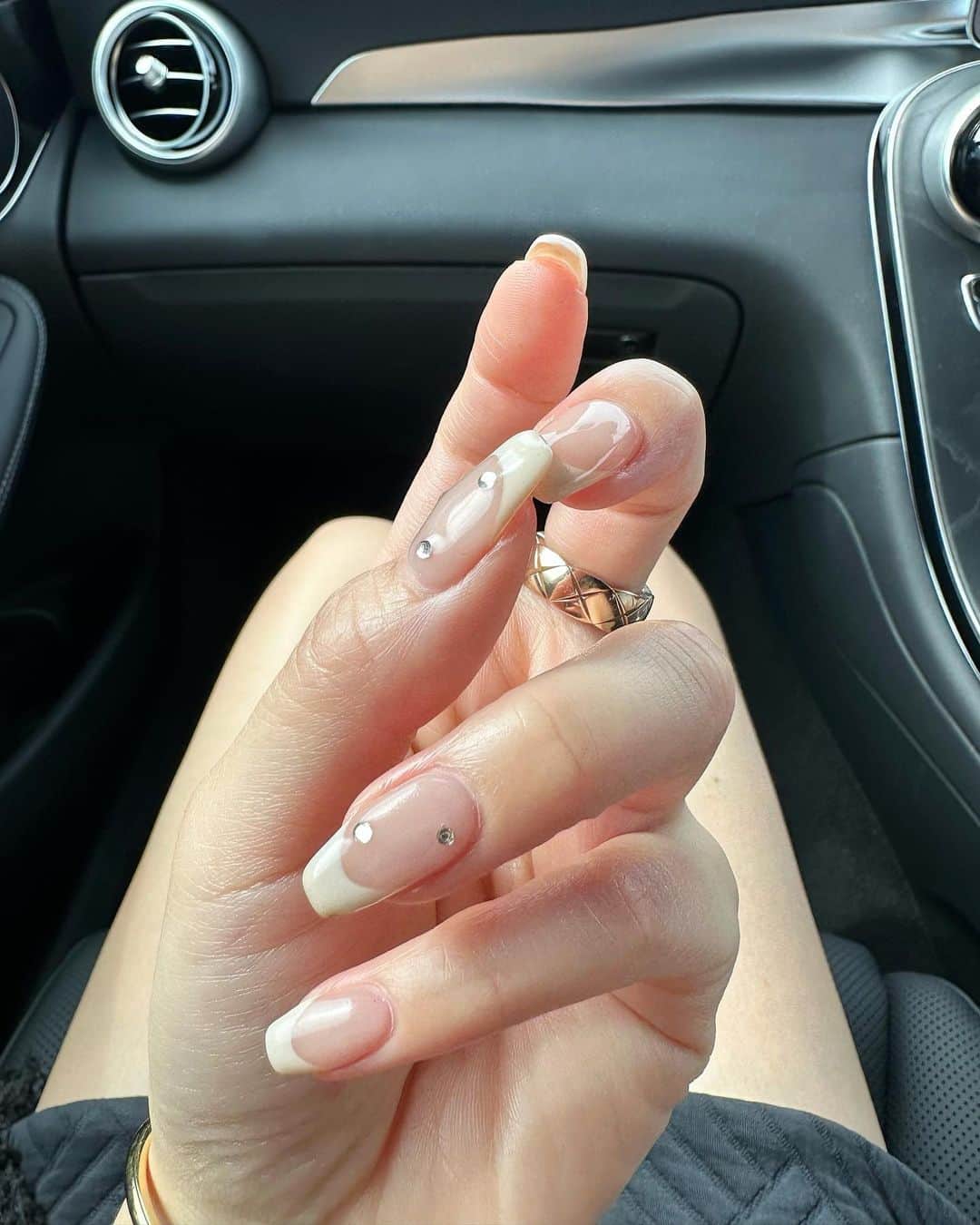 のインスタグラム：「. New nail 💅🏻💗 アイボリーフレンチにランダムストーン💎 アイボリーのカラーも秋っぽくなるように拘ってくださってて…さすがです🥹♡  いつもありがとうございます🙏🏻@ennanails_  #suzunonail  #フレンチネイル #ネイル #ネイルデザイン」