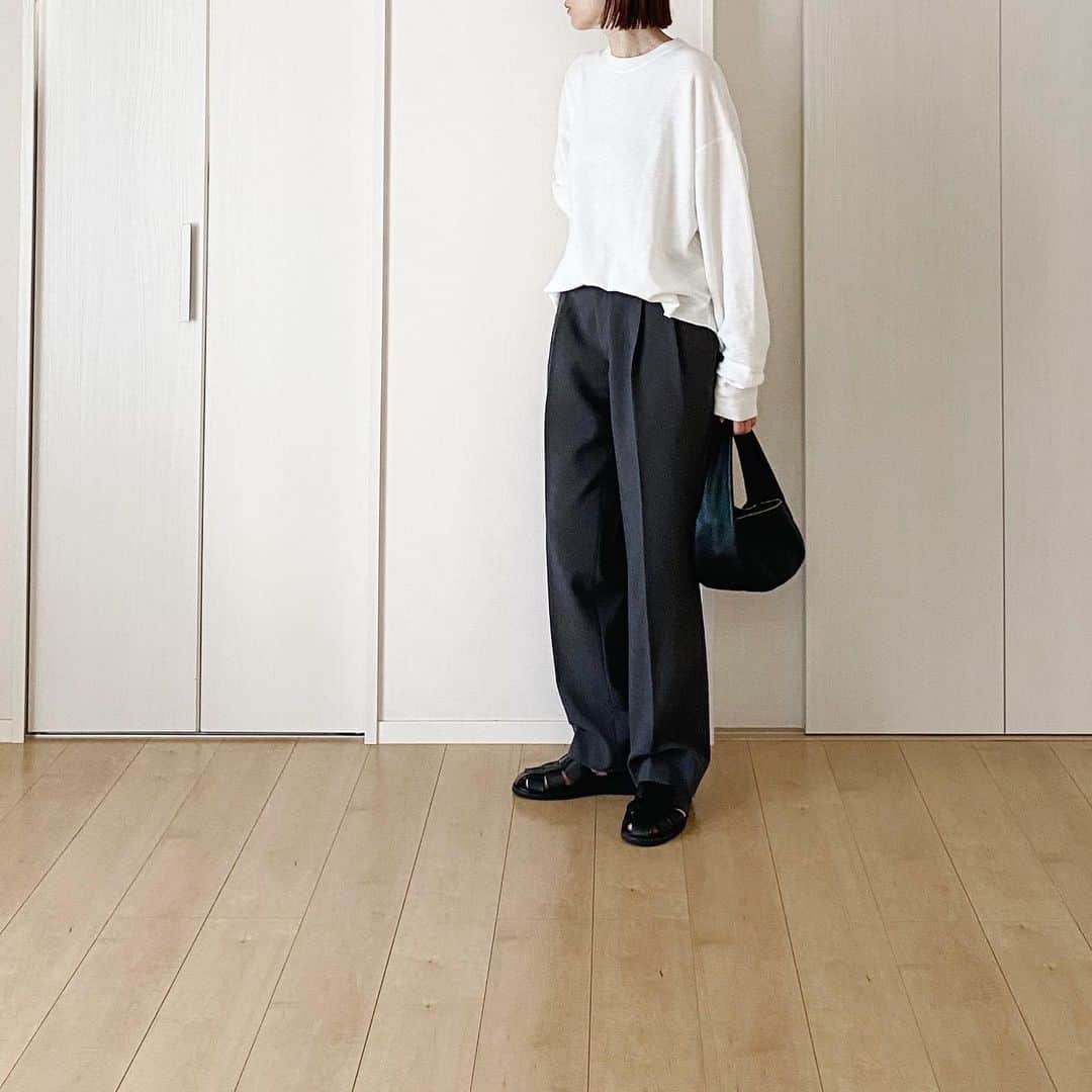 maiのインスタグラム：「仕事を辞めて  1ヶ月自分を甘やかしまくった9月。 体感5日ぐらいで 去っていった。 10月に なったので 色々少しずつ。 予定のない日は 普段の掃除に プラスアルファ で 一つだけ。 ほんと 一つだけ加える。続くように。 （本当にすぐスイッチが切れるので） 忘れないように カレンダーに書き込み。 （途中 窓って こうゆう漢字だっけ？ の現象に むしばまれた痕跡あり。 途中もう ひらがな。）  そして このプラスアルファ掃除。 うまく行けば 寒くなる前に 大掃除で 厄介な部分が 終わっている仕組み。多分。 頑張ろー。   #やっと長袖始めました #コーデの詳細はwearに」