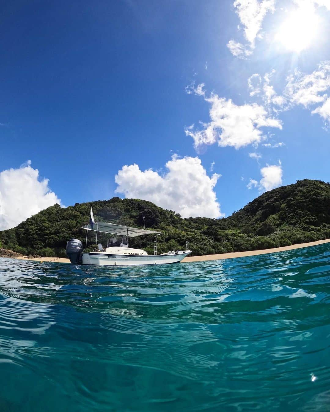 山崎みどりさんのインスタグラム写真 - (山崎みどりInstagram)「I enjoyed skin diving on a deserted island🏝️ with @insta_haam   船貸し切りで潜るポイントに色々移動🛥️🧜🏽‍♀️🐠  なんて美しい景色🥹✨✨✨✨  水面がエメラルドグリーンでキラキラ🩵💚✨✨ （4枚目が動画）  自然ってすごい🥺  📷Photo by @k.takumi_1011   I would be happy if you could share it🤍  ──────────────────────────  #ダイビング#diving#奄美大島#奄美大島ダイビング #奄美大島ダイビングショップ #珊瑚#🪸#divinglife #divingphoto #divingtrip#無人島#海遊び#加計呂麻#スキンダイビング#skindiving #longfin #女子旅 #ビキニ #ブラジリアンビキニ #bikini #水着　#ビキニ女子 #sealovers #水着女子」10月4日 19時25分 - midori_yamasaki_