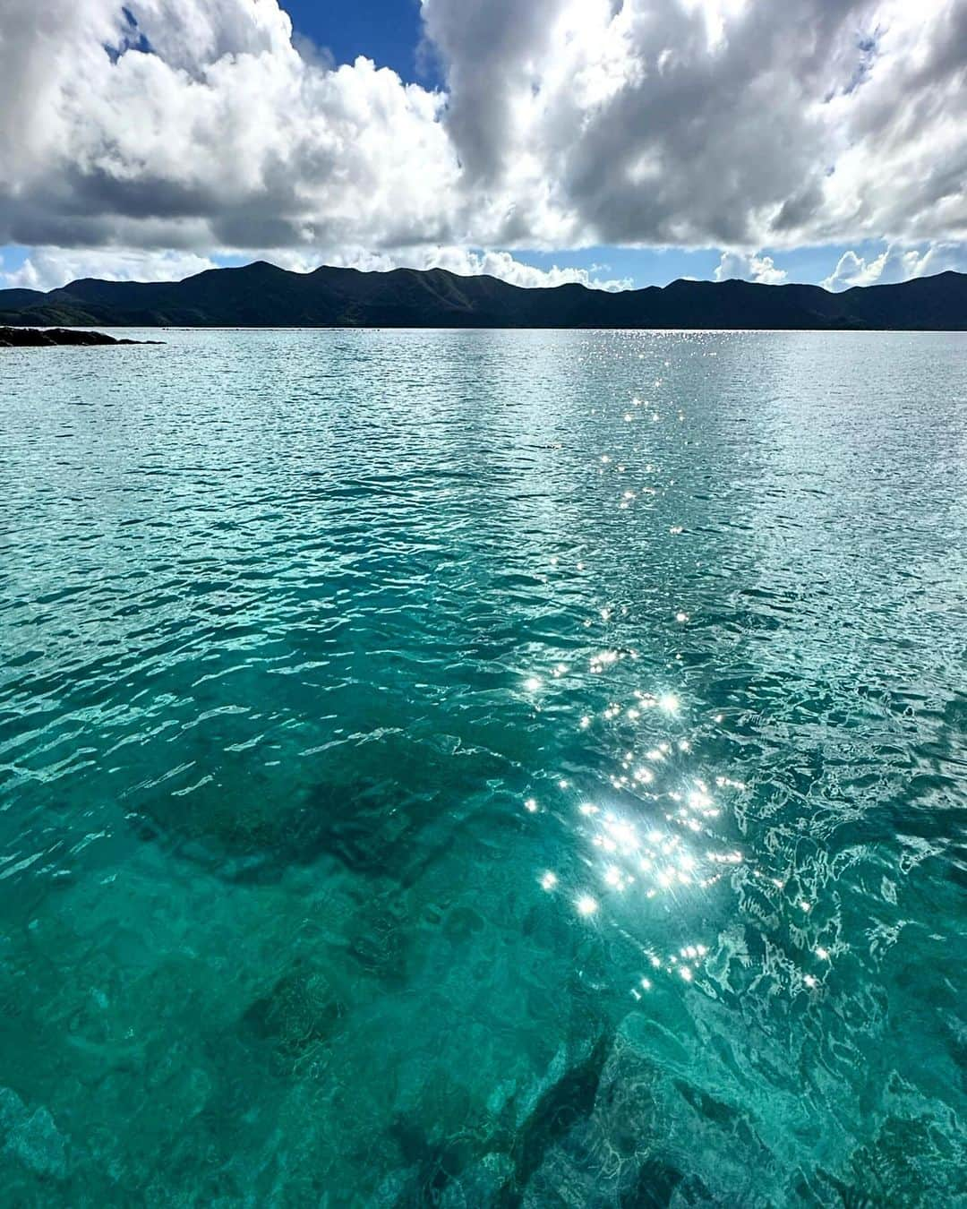 山崎みどりさんのインスタグラム写真 - (山崎みどりInstagram)「I enjoyed skin diving on a deserted island🏝️ with @insta_haam   船貸し切りで潜るポイントに色々移動🛥️🧜🏽‍♀️🐠  なんて美しい景色🥹✨✨✨✨  水面がエメラルドグリーンでキラキラ🩵💚✨✨ （4枚目が動画）  自然ってすごい🥺  📷Photo by @k.takumi_1011   I would be happy if you could share it🤍  ──────────────────────────  #ダイビング#diving#奄美大島#奄美大島ダイビング #奄美大島ダイビングショップ #珊瑚#🪸#divinglife #divingphoto #divingtrip#無人島#海遊び#加計呂麻#スキンダイビング#skindiving #longfin #女子旅 #ビキニ #ブラジリアンビキニ #bikini #水着　#ビキニ女子 #sealovers #水着女子」10月4日 19時25分 - midori_yamasaki_