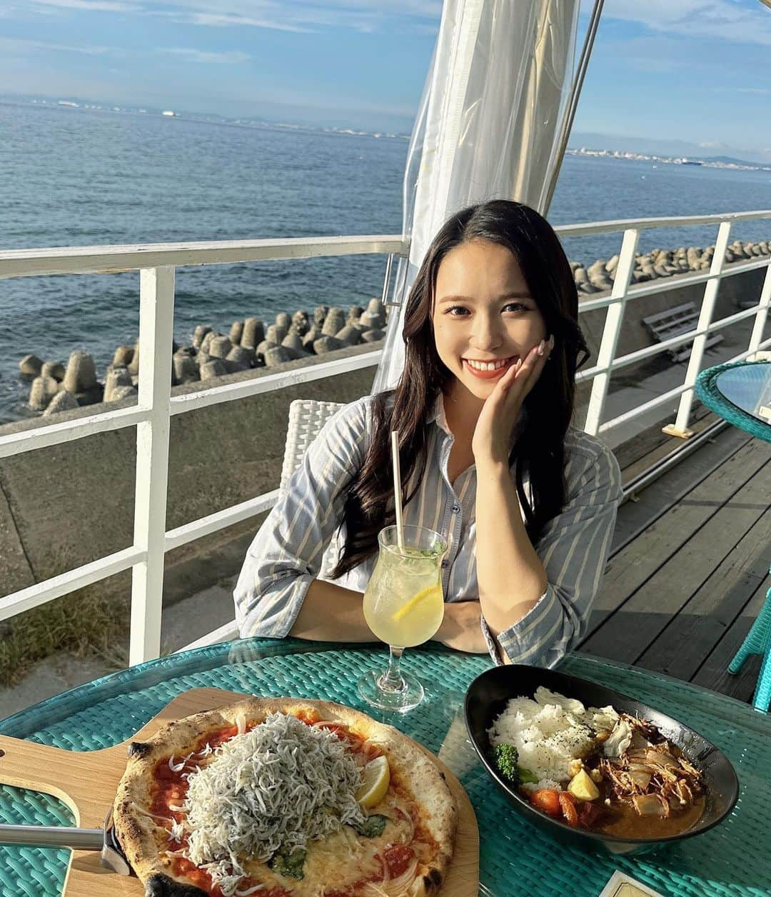 山本瑠香のインスタグラム：「淡路島にあるmiele🍽️🩵🫧  淡路島の西海岸沿いにある オーシャンビューカフェ‼︎🏝️ 絶景やった…  しらすかけ放題の 「淡路島産しらすピザ🍕」 これでもかって言うくらいかけてもらいました！ カレーも甘くておいしかったなぁ💭  夕日が見える時間帯に行ったから どんどん空と海の色が変わっていってキレイやった🌇♡  淡路島行くならぜひ☁️ @miele_awaji  . . . #pr #プロモーション #淡路島 #淡路島西海岸 #淡路島グルメ  #淡路島旅行 #淡路島カフェ #淡路島観光 #miele #ミエレ  #はちみつ #はちみつカフェ #関西 #関西グルメ #関西カフェ  #兵庫グルメ #兵庫カフェ #夕陽 #テラス席」