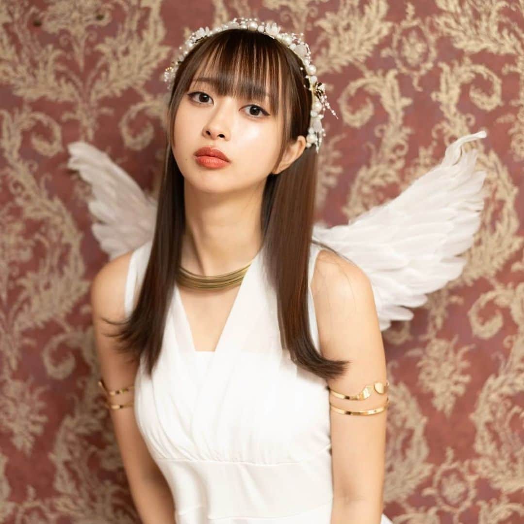 三嵜みさとのインスタグラム：「Angel🪽  もうすぐハロウィン👻  みいらみさとpresents ハロウィンイベント『天使か悪魔祭』  ⬛︎場所　高円寺コワーキングカフェ&バー”mui” 〒166-0003  東京都杉並区高円寺南4丁目24-11  宝山ビル112A  ⬛︎営業時間12:00-17:45(LO 17:15)  ⬛︎入場無料 お一人様1ドリンク制¥500 限定ポストカード来場者様全員プレゼント。 仮装OK。お菓子をご用意しています。 ※再入場可。 営業時間　12:00〜17:45   ーイベント内容ー 写真展示 イラスト作品展示 ハロウィン限定フォトブック『天使か悪魔』サイン会 チェキ会  タイムテーブル 13:00-13:30 フォトブックサイン会 16:00-17:00 チェキ会(仮装)  #halloween #ivete #展示 #cosplay #miiramisato 🪽#fashion」