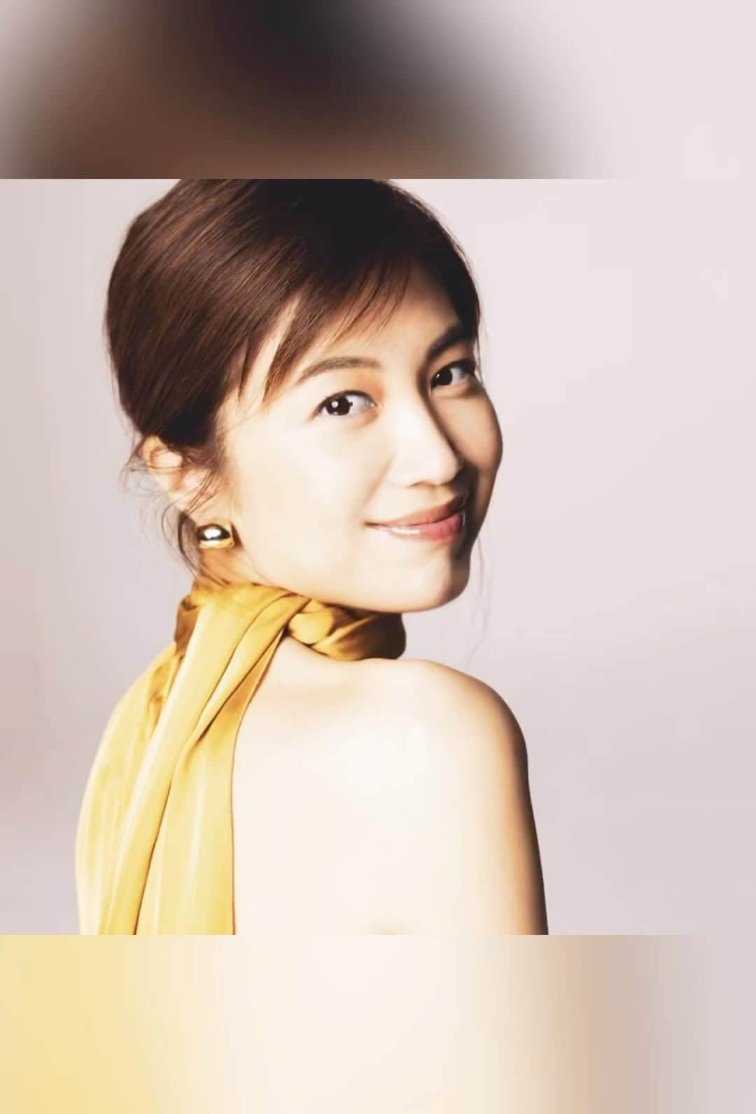 村治佳織のインスタグラム：「デビュー30周年を記念ベストアルバムから「リベルタンゴ」の先行配信がスタート！  アルバム『Canon～オールタイム・ベスト』は、ファン投票の結果に基づいて、人気楽曲1～14位までをランキング順に収録。 また、弟・村治奏一氏とのデュオで、シューベルト「セレナーデ」、ピアソラ「リベルタンゴ」の新録音も2曲収録。  今回配信となった「リベルタンゴ」は、2人のレパートリーとして定番曲であり、30周年以降も情熱を持って音楽に取り組んでいく姿勢を表現したいという想いで選曲された楽曲。   (ユニバーサルミュージックHPより)」