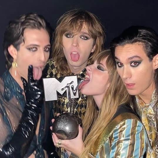 Rock Soundのインスタグラム：「Måneskin have just been nominated for four MTV Europe Music Awards - Best Rock, Best Live, Best Italian Act and Best Group  Paramore, Fall Out Boy, Foo Fighters, Metallica and Yungblud are also nominated in the alternative and rock categories. The ceremony will take place in Paris on November 05  Get all the details now at ROCKSOUND.TV, link in bio   #måneskin #maneskin #rock #alternative #mtv #mtvema」