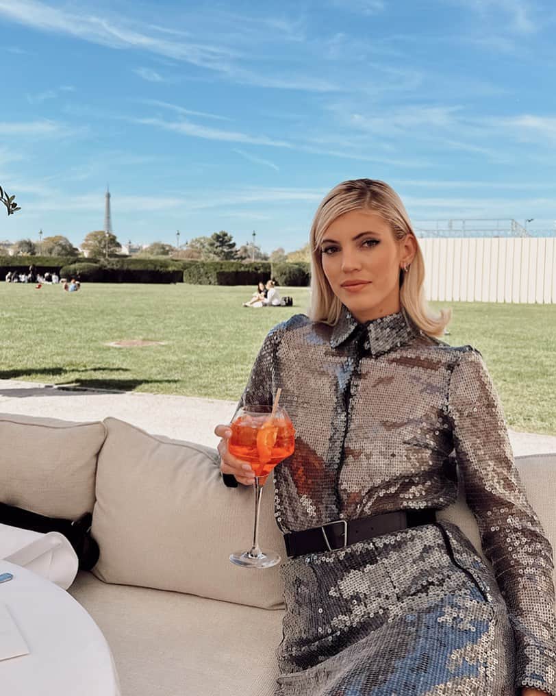 デヴォン・ウィンザーのインスタグラム：「Lunch with a view」