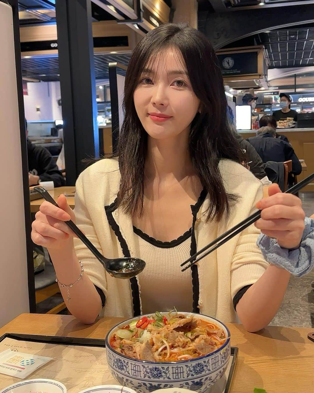 キル・ウネのインスタグラム：「매운거 먹었으니까 아스크림 먹어줘야쥬🐷🐷」