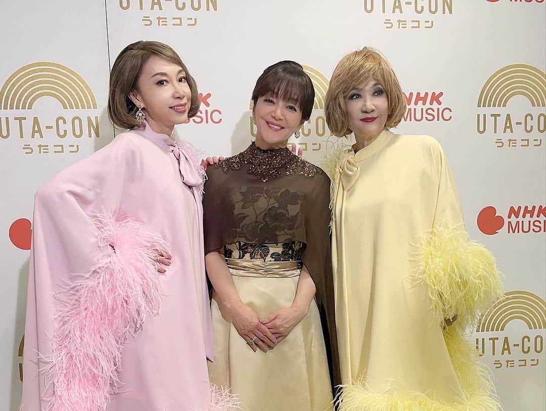 野宮真貴さんのインスタグラム写真 - (野宮真貴Instagram)「・ 昨夜のNHKうたコンは、渋谷系ルーツの大作曲家・筒美京平先生特集でした！ そして京平先生の未発表曲『アーティスト』を新曲として平山みきさん @yokohama.kiki とテレビ初公開！  ピチカート・ファイヴ時代に『恋のルール・新しいルール』を書いて頂いて、大切に歌い継いでいるけれど、もう京平先生の曲は歌えないのだろうなと思っていたのに、なんと光栄なことでしょう🥺  スペシャルゲストに京平先生の盟友・作詞家の橋本淳さんもご出演。 みきさんと心を込めて歌いました。 天国の京平先生に届いたかしら？  この曲のために誂えたお揃いの衣装は @massemensch   お隣には、スタア⭐️の郷ひろみさんや岩崎宏美さんがいらっしゃったり、NHKホールでのうたコンも初めてだったので緊張しつつも楽しみました😊  観てくれた皆さんありがとう！ 新曲『アーティスト』は絶賛配信中です♪ 聴いてね😊  ▼平山みき & 野宮真貴「アーティスト」▼ 作詞・橋本淳 作曲・筒美京平 編曲・船山基紀 https://ultravybe.lnk.to/mikimakiartist (プロフィールlinktreeから↑)  #うたコン#筒美京平特集#筒美京平#橋本淳#平山みき#岩崎宏美#LEVELVETS#NHK#アーティスト#マッセメンシュ#massemensch#野宮真貴#missmakinomiya」10月4日 19時31分 - missmakinomiya