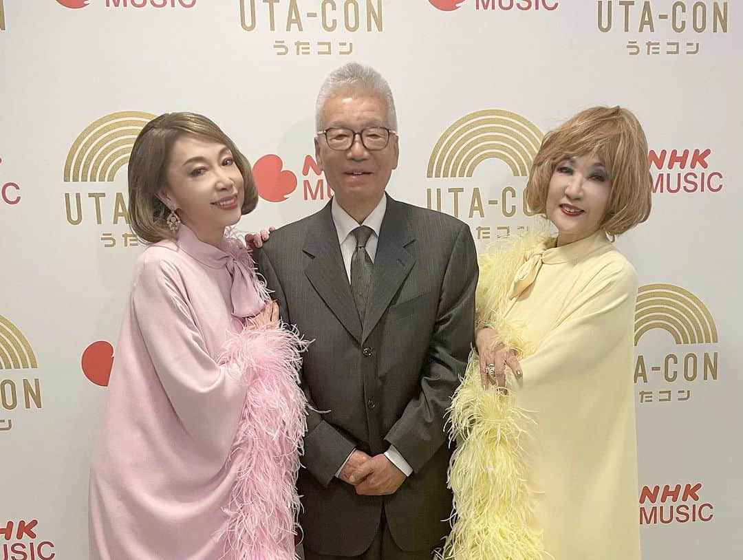 野宮真貴さんのインスタグラム写真 - (野宮真貴Instagram)「・ 昨夜のNHKうたコンは、渋谷系ルーツの大作曲家・筒美京平先生特集でした！ そして京平先生の未発表曲『アーティスト』を新曲として平山みきさん @yokohama.kiki とテレビ初公開！  ピチカート・ファイヴ時代に『恋のルール・新しいルール』を書いて頂いて、大切に歌い継いでいるけれど、もう京平先生の曲は歌えないのだろうなと思っていたのに、なんと光栄なことでしょう🥺  スペシャルゲストに京平先生の盟友・作詞家の橋本淳さんもご出演。 みきさんと心を込めて歌いました。 天国の京平先生に届いたかしら？  この曲のために誂えたお揃いの衣装は @massemensch   お隣には、スタア⭐️の郷ひろみさんや岩崎宏美さんがいらっしゃったり、NHKホールでのうたコンも初めてだったので緊張しつつも楽しみました😊  観てくれた皆さんありがとう！ 新曲『アーティスト』は絶賛配信中です♪ 聴いてね😊  ▼平山みき & 野宮真貴「アーティスト」▼ 作詞・橋本淳 作曲・筒美京平 編曲・船山基紀 https://ultravybe.lnk.to/mikimakiartist (プロフィールlinktreeから↑)  #うたコン#筒美京平特集#筒美京平#橋本淳#平山みき#岩崎宏美#LEVELVETS#NHK#アーティスト#マッセメンシュ#massemensch#野宮真貴#missmakinomiya」10月4日 19時31分 - missmakinomiya