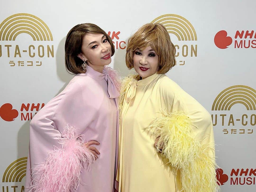 野宮真貴さんのインスタグラム写真 - (野宮真貴Instagram)「・ 昨夜のNHKうたコンは、渋谷系ルーツの大作曲家・筒美京平先生特集でした！ そして京平先生の未発表曲『アーティスト』を新曲として平山みきさん @yokohama.kiki とテレビ初公開！  ピチカート・ファイヴ時代に『恋のルール・新しいルール』を書いて頂いて、大切に歌い継いでいるけれど、もう京平先生の曲は歌えないのだろうなと思っていたのに、なんと光栄なことでしょう🥺  スペシャルゲストに京平先生の盟友・作詞家の橋本淳さんもご出演。 みきさんと心を込めて歌いました。 天国の京平先生に届いたかしら？  この曲のために誂えたお揃いの衣装は @massemensch   お隣には、スタア⭐️の郷ひろみさんや岩崎宏美さんがいらっしゃったり、NHKホールでのうたコンも初めてだったので緊張しつつも楽しみました😊  観てくれた皆さんありがとう！ 新曲『アーティスト』は絶賛配信中です♪ 聴いてね😊  ▼平山みき & 野宮真貴「アーティスト」▼ 作詞・橋本淳 作曲・筒美京平 編曲・船山基紀 https://ultravybe.lnk.to/mikimakiartist (プロフィールlinktreeから↑)  #うたコン#筒美京平特集#筒美京平#橋本淳#平山みき#岩崎宏美#LEVELVETS#NHK#アーティスト#マッセメンシュ#massemensch#野宮真貴#missmakinomiya」10月4日 19時31分 - missmakinomiya