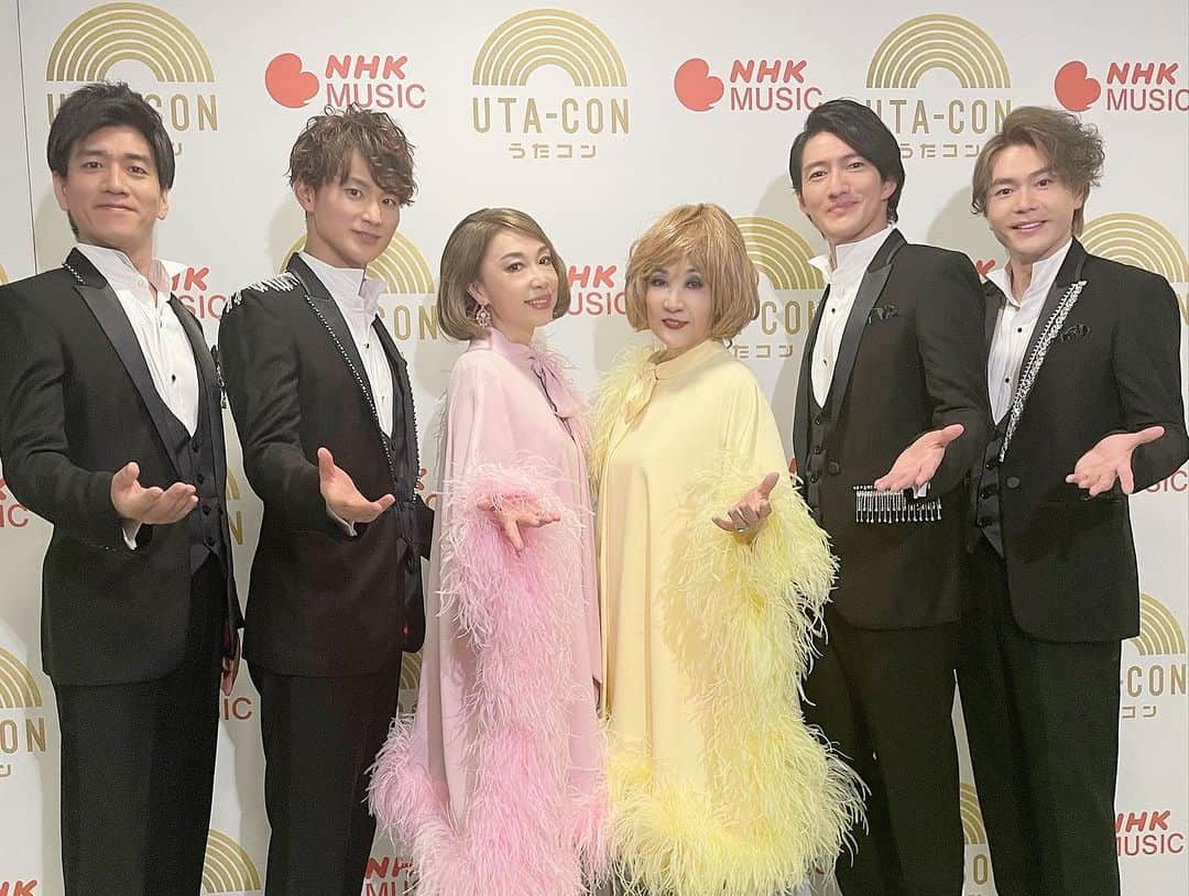野宮真貴さんのインスタグラム写真 - (野宮真貴Instagram)「・ 昨夜のNHKうたコンは、渋谷系ルーツの大作曲家・筒美京平先生特集でした！ そして京平先生の未発表曲『アーティスト』を新曲として平山みきさん @yokohama.kiki とテレビ初公開！  ピチカート・ファイヴ時代に『恋のルール・新しいルール』を書いて頂いて、大切に歌い継いでいるけれど、もう京平先生の曲は歌えないのだろうなと思っていたのに、なんと光栄なことでしょう🥺  スペシャルゲストに京平先生の盟友・作詞家の橋本淳さんもご出演。 みきさんと心を込めて歌いました。 天国の京平先生に届いたかしら？  この曲のために誂えたお揃いの衣装は @massemensch   お隣には、スタア⭐️の郷ひろみさんや岩崎宏美さんがいらっしゃったり、NHKホールでのうたコンも初めてだったので緊張しつつも楽しみました😊  観てくれた皆さんありがとう！ 新曲『アーティスト』は絶賛配信中です♪ 聴いてね😊  ▼平山みき & 野宮真貴「アーティスト」▼ 作詞・橋本淳 作曲・筒美京平 編曲・船山基紀 https://ultravybe.lnk.to/mikimakiartist (プロフィールlinktreeから↑)  #うたコン#筒美京平特集#筒美京平#橋本淳#平山みき#岩崎宏美#LEVELVETS#NHK#アーティスト#マッセメンシュ#massemensch#野宮真貴#missmakinomiya」10月4日 19時31分 - missmakinomiya