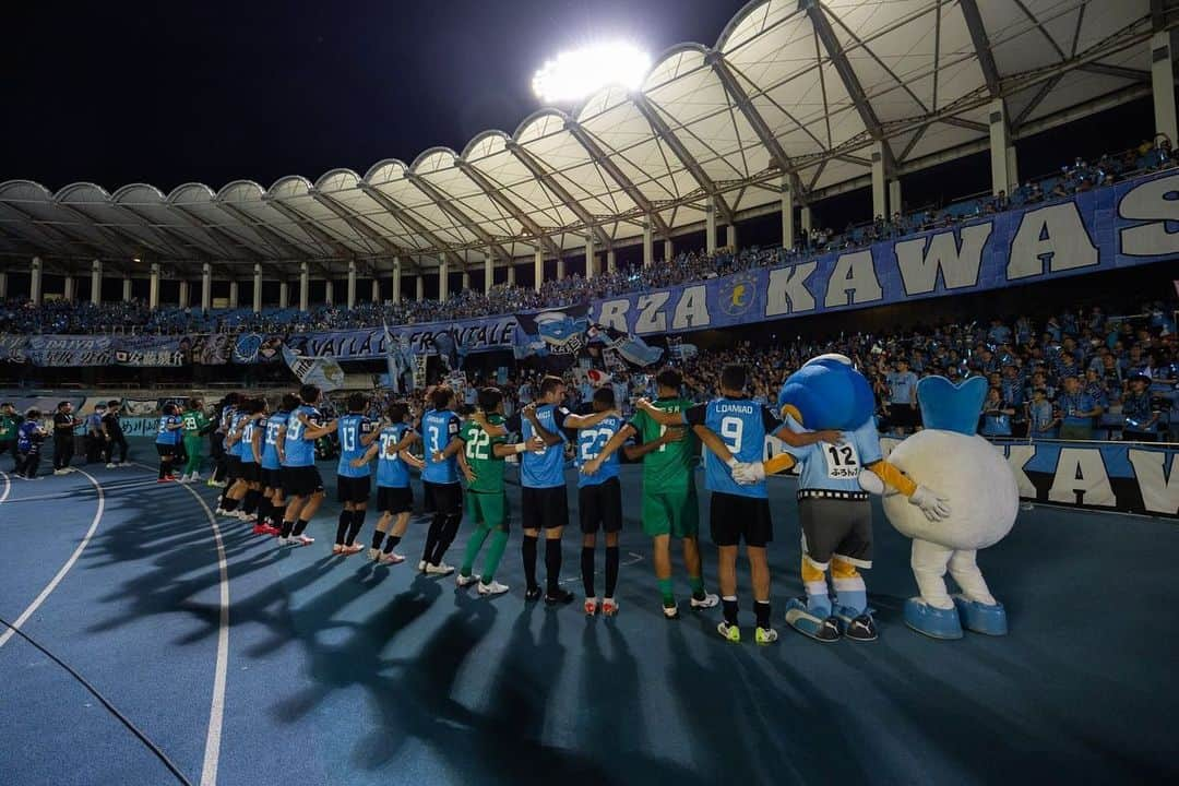 レアンドロ・ダミアン・ダ・シウバ・ドス・サントスのインスタグラム：「+3 Family @kawasaki_frontale 🤩 🩵🐬」