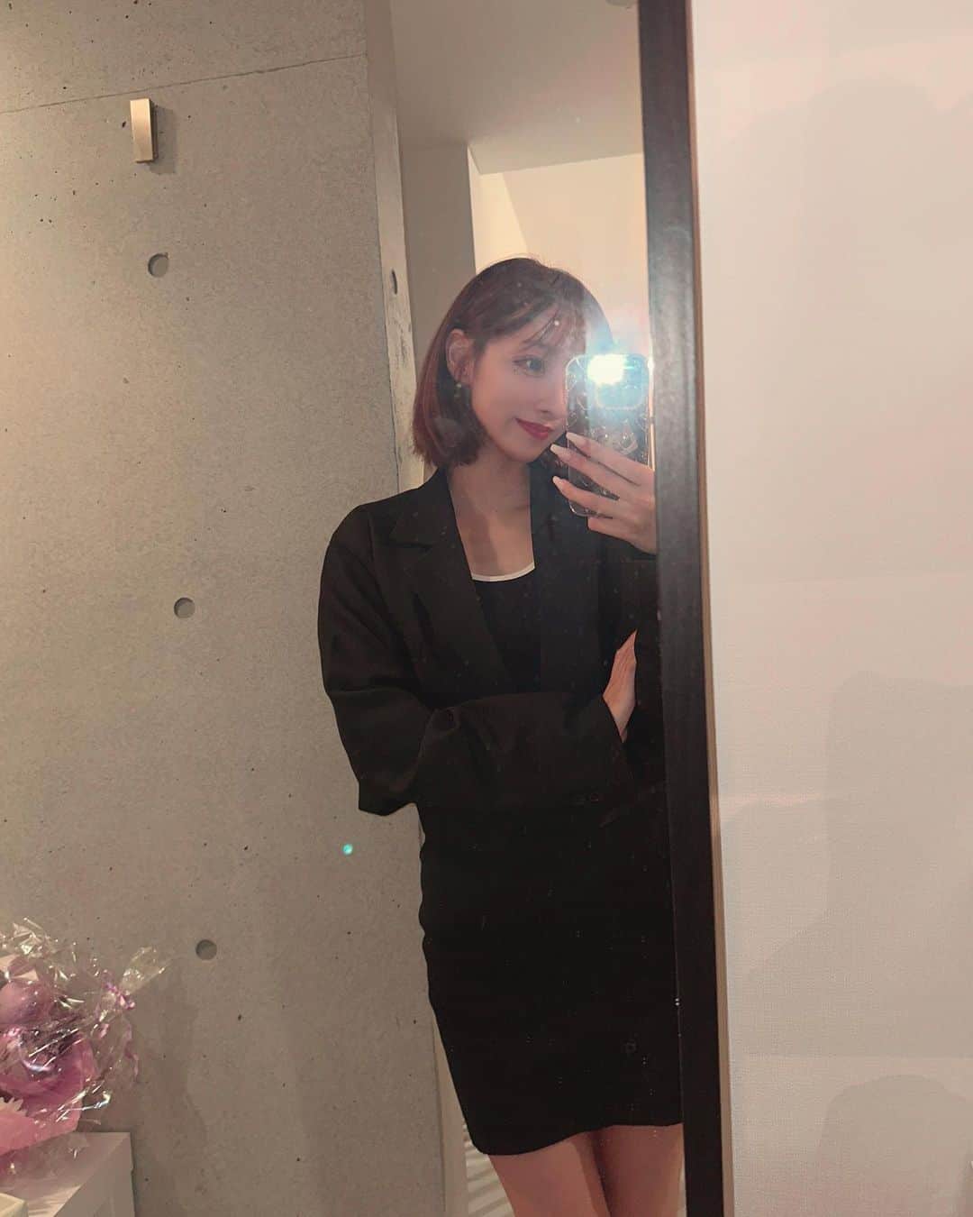 渡辺葉月のインスタグラム：「🛒🖤  涼しくなってきて、大好きな秋服の季節がきた❤︎‬  ファンの方から事務所に届いていた 鏡を受け取りましたт т ‪‪❤︎ありがとう❕  喜んですぐ撮ったから鏡汚くて気まずい。笑」