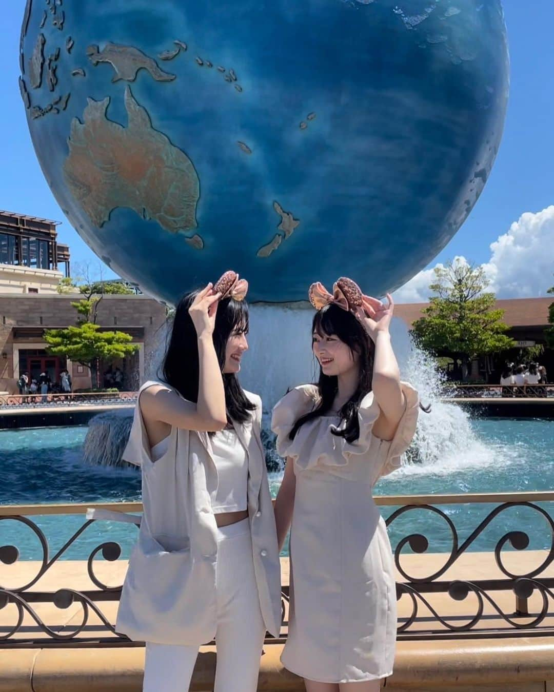 関谷瑠紀さんのインスタグラム写真 - (関谷瑠紀Instagram)「ゆなとディズニーシー行ってきた🐭🌎 ⁡ 夏に行ったから暑くて汗だくだけど、楽しすぎた！ ずっと笑って喋って食べて撮って、充実した1日だったなー ⁡ またいこうね＾＾ ⁡ #ディズニー #ディズニーシー #ディズニーコーデ #ホワイトコーデ #るきゆな #高比良由菜 #関谷瑠紀」10月4日 19時33分 - ruki_0808