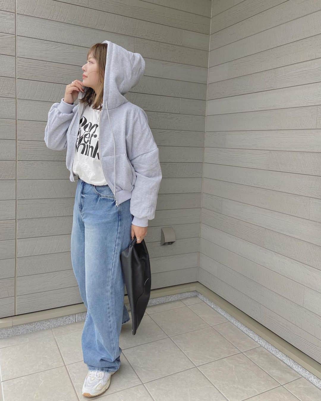 mmmaaakkkiiikkkoooさんのインスタグラム写真 - (mmmaaakkkiiikkkoooInstagram)「\裏起毛であったかい/#PR @day_closet1203 の袖ボリュームクロップドパーカー🩶  短めのクロップド丈とボリューム袖が今っぽい~🩶 フロントジッパーだから肌寒い季節にさっと羽織れる☺︎ どんなコーデにも合わせやすくてこれから活躍間違いなし~ しっかりしたビッグフードが小顔効果◎  楽天お買い物マラソン🏃💨 2023/10/4(水) 20:00～10/9(月) 01:59 10％OFFクーポン発行 （クーポン利用期間：2023/10/4(水) 20:00～10/9(月) 01:59）  ストーリーからぜひチェックしてみて下さい🏷️ . . . outer/ @day_closet1203  #TeddyShop #DAYCLOSET T.pants/ @shein_japan  bag/ @mm6maisonmargiela  shoes/ @newbalance  . . . .  #ママコーデ#ママファッション#大人カジュアル#カジュアルコーデ#シンプルコーデ#モノトーンコーデ #ootd#outfit#locari#partegram #プチプラコーデ#40代コーデ#30代コーデ#大人女子#インスタ映え#韓国ファッション#レディースファッション#プチプラ#プチプラファッション」10月4日 19時34分 - mmmaaakkkiiikkkooo