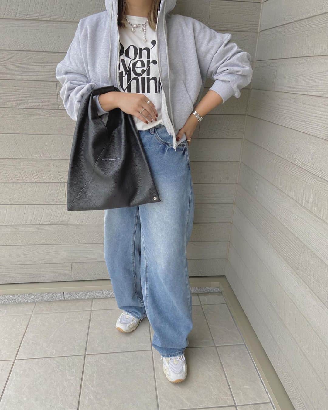 mmmaaakkkiiikkkoooさんのインスタグラム写真 - (mmmaaakkkiiikkkoooInstagram)「\裏起毛であったかい/#PR @day_closet1203 の袖ボリュームクロップドパーカー🩶  短めのクロップド丈とボリューム袖が今っぽい~🩶 フロントジッパーだから肌寒い季節にさっと羽織れる☺︎ どんなコーデにも合わせやすくてこれから活躍間違いなし~ しっかりしたビッグフードが小顔効果◎  楽天お買い物マラソン🏃💨 2023/10/4(水) 20:00～10/9(月) 01:59 10％OFFクーポン発行 （クーポン利用期間：2023/10/4(水) 20:00～10/9(月) 01:59）  ストーリーからぜひチェックしてみて下さい🏷️ . . . outer/ @day_closet1203  #TeddyShop #DAYCLOSET T.pants/ @shein_japan  bag/ @mm6maisonmargiela  shoes/ @newbalance  . . . .  #ママコーデ#ママファッション#大人カジュアル#カジュアルコーデ#シンプルコーデ#モノトーンコーデ #ootd#outfit#locari#partegram #プチプラコーデ#40代コーデ#30代コーデ#大人女子#インスタ映え#韓国ファッション#レディースファッション#プチプラ#プチプラファッション」10月4日 19時34分 - mmmaaakkkiiikkkooo