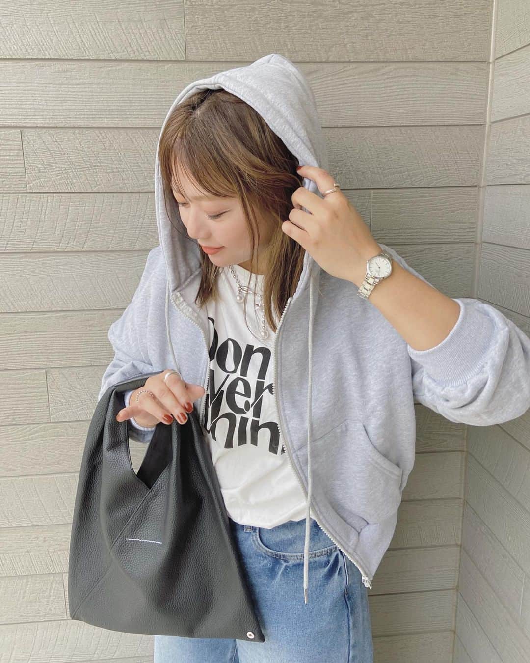 mmmaaakkkiiikkkoooさんのインスタグラム写真 - (mmmaaakkkiiikkkoooInstagram)「\裏起毛であったかい/#PR @day_closet1203 の袖ボリュームクロップドパーカー🩶  短めのクロップド丈とボリューム袖が今っぽい~🩶 フロントジッパーだから肌寒い季節にさっと羽織れる☺︎ どんなコーデにも合わせやすくてこれから活躍間違いなし~ しっかりしたビッグフードが小顔効果◎  楽天お買い物マラソン🏃💨 2023/10/4(水) 20:00～10/9(月) 01:59 10％OFFクーポン発行 （クーポン利用期間：2023/10/4(水) 20:00～10/9(月) 01:59）  ストーリーからぜひチェックしてみて下さい🏷️ . . . outer/ @day_closet1203  #TeddyShop #DAYCLOSET T.pants/ @shein_japan  bag/ @mm6maisonmargiela  shoes/ @newbalance  . . . .  #ママコーデ#ママファッション#大人カジュアル#カジュアルコーデ#シンプルコーデ#モノトーンコーデ #ootd#outfit#locari#partegram #プチプラコーデ#40代コーデ#30代コーデ#大人女子#インスタ映え#韓国ファッション#レディースファッション#プチプラ#プチプラファッション」10月4日 19時34分 - mmmaaakkkiiikkkooo