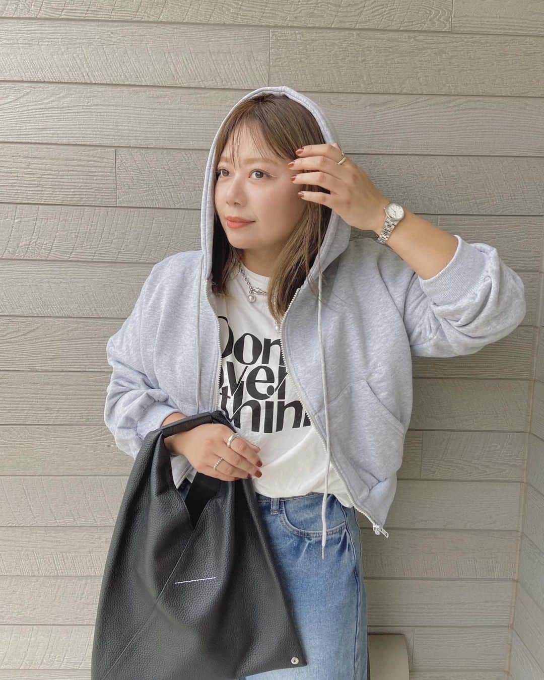 mmmaaakkkiiikkkoooさんのインスタグラム写真 - (mmmaaakkkiiikkkoooInstagram)「\裏起毛であったかい/#PR @day_closet1203 の袖ボリュームクロップドパーカー🩶  短めのクロップド丈とボリューム袖が今っぽい~🩶 フロントジッパーだから肌寒い季節にさっと羽織れる☺︎ どんなコーデにも合わせやすくてこれから活躍間違いなし~ しっかりしたビッグフードが小顔効果◎  楽天お買い物マラソン🏃💨 2023/10/4(水) 20:00～10/9(月) 01:59 10％OFFクーポン発行 （クーポン利用期間：2023/10/4(水) 20:00～10/9(月) 01:59）  ストーリーからぜひチェックしてみて下さい🏷️ . . . outer/ @day_closet1203  #TeddyShop #DAYCLOSET T.pants/ @shein_japan  bag/ @mm6maisonmargiela  shoes/ @newbalance  . . . .  #ママコーデ#ママファッション#大人カジュアル#カジュアルコーデ#シンプルコーデ#モノトーンコーデ #ootd#outfit#locari#partegram #プチプラコーデ#40代コーデ#30代コーデ#大人女子#インスタ映え#韓国ファッション#レディースファッション#プチプラ#プチプラファッション」10月4日 19時34分 - mmmaaakkkiiikkkooo