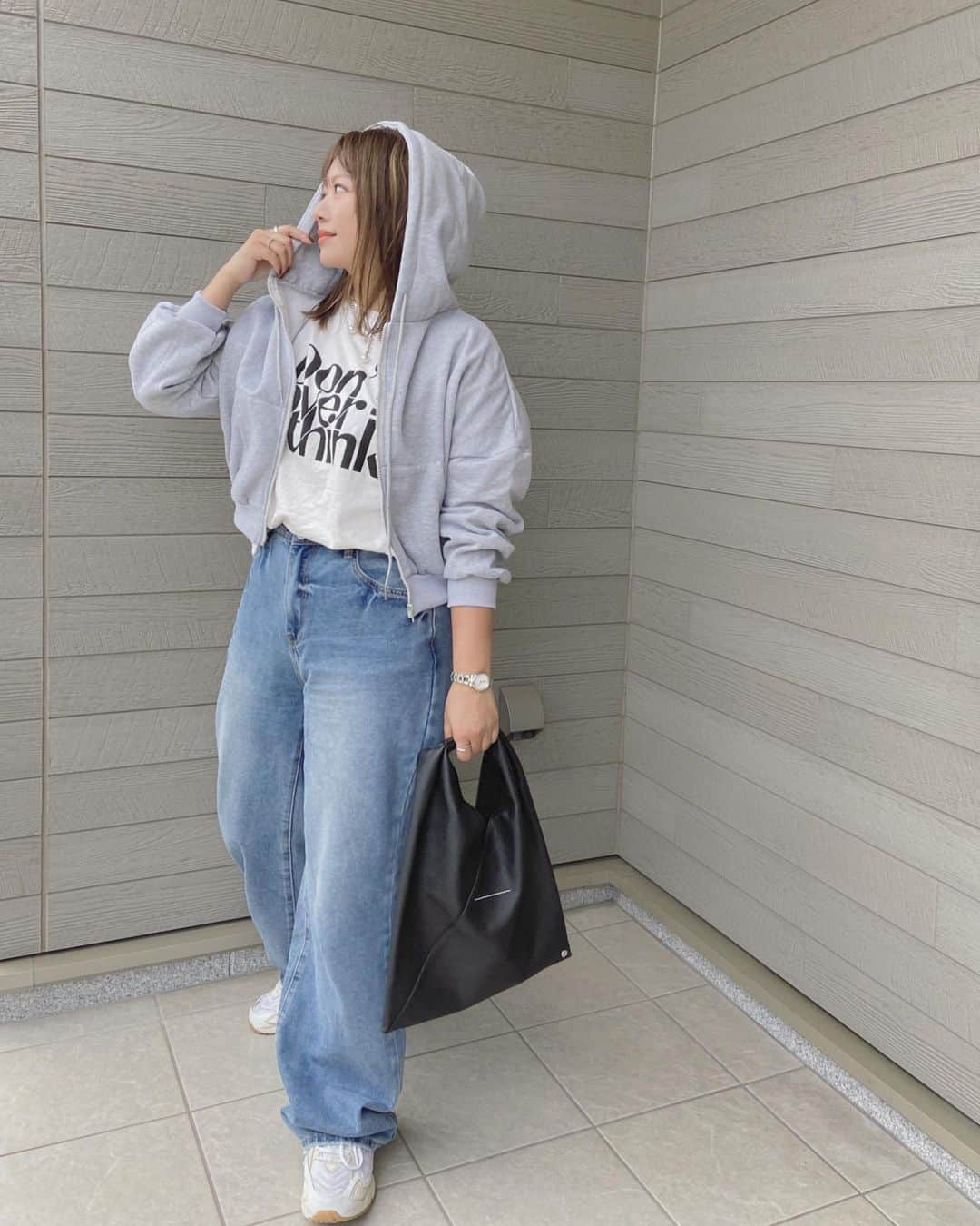 mmmaaakkkiiikkkoooさんのインスタグラム写真 - (mmmaaakkkiiikkkoooInstagram)「\裏起毛であったかい/#PR @day_closet1203 の袖ボリュームクロップドパーカー🩶  短めのクロップド丈とボリューム袖が今っぽい~🩶 フロントジッパーだから肌寒い季節にさっと羽織れる☺︎ どんなコーデにも合わせやすくてこれから活躍間違いなし~ しっかりしたビッグフードが小顔効果◎  楽天お買い物マラソン🏃💨 2023/10/4(水) 20:00～10/9(月) 01:59 10％OFFクーポン発行 （クーポン利用期間：2023/10/4(水) 20:00～10/9(月) 01:59）  ストーリーからぜひチェックしてみて下さい🏷️ . . . outer/ @day_closet1203  #TeddyShop #DAYCLOSET T.pants/ @shein_japan  bag/ @mm6maisonmargiela  shoes/ @newbalance  . . . .  #ママコーデ#ママファッション#大人カジュアル#カジュアルコーデ#シンプルコーデ#モノトーンコーデ #ootd#outfit#locari#partegram #プチプラコーデ#40代コーデ#30代コーデ#大人女子#インスタ映え#韓国ファッション#レディースファッション#プチプラ#プチプラファッション」10月4日 19時34分 - mmmaaakkkiiikkkooo