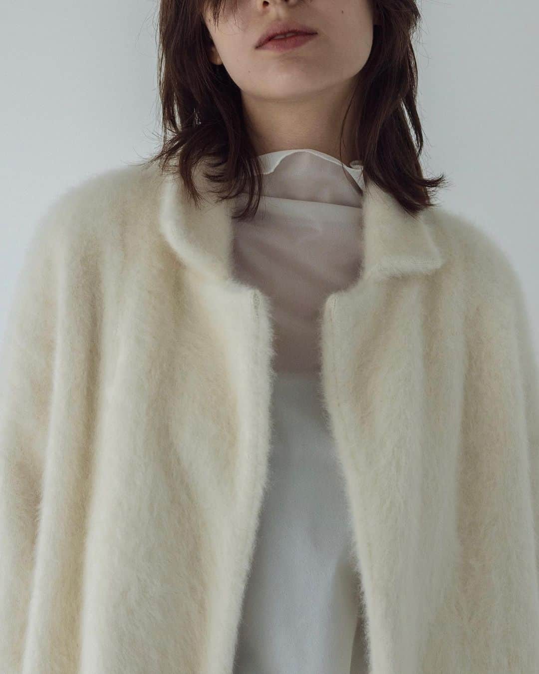 のインスタグラム：「. DRESSLAVE KNIT COLLECTION  これからのシーズンに欠かせない 身に纏いたくなるニット🧶  10月12日(木)展開のアイテムの一部を一足早くご紹介していきます。  ☑︎ fox cashmere tailored knit jacket Color : khaki / white / charcoal gray Price : ¥27,500 intax  昨年からご好評いただいている"FOX CHASHMERE"シリーズの新型。 ショートカーディガンよりもジャケットライクに羽織れるニットアウター。  軽量で暖かく、柔らかな風合いが冬のシーズンに一押しのアイテムです。  #dl_フォックスカシミアプルオーバー  プロフィールハイライトのKNIT🧶より特集ぺージをご覧いただけます☺︎  プロフィールはこちらから ▷  @dresslaveofficial   _______________________________  【SHOP INFORMATION】  KNIT COLLECTION 📌10月12日(木) 〜 10月22日(日)  上記期間中、DRESSLAVE全店舗にて対象ニットをご購入で 通常ポイントに加え5%分のポイントを還元させていただきます。  ぜひお気に入りの一着を見つけて下さい🧶  #DRESSLAVE #ドレスレイブ  #dresslave_knitcollection #23aw #23autumn #23winter #knit #knitcollection #ニット #ニットコレクション」