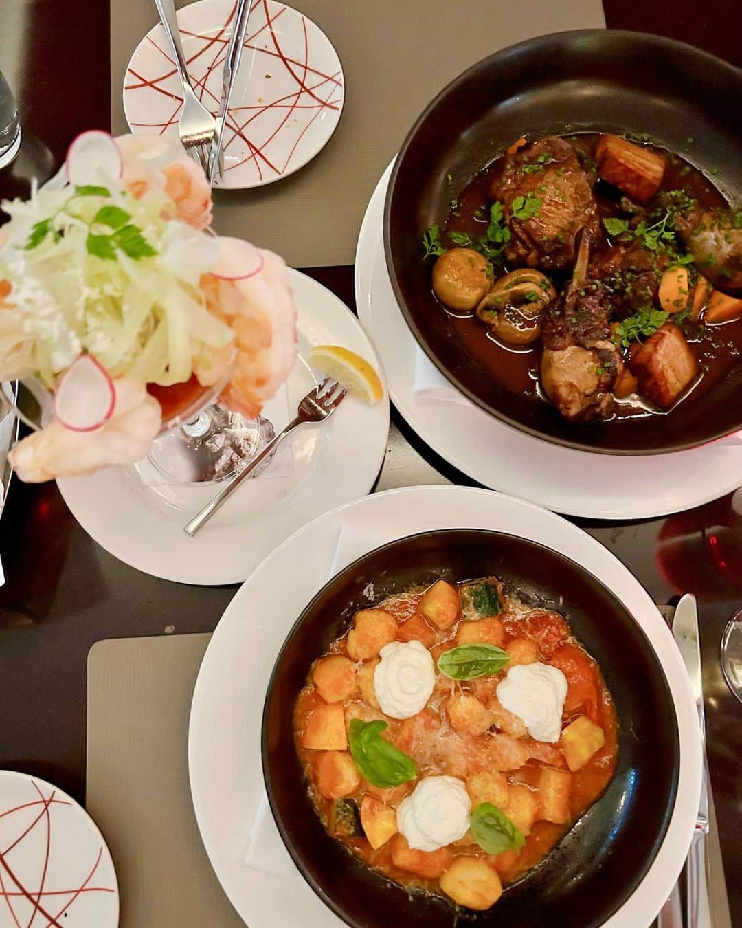 柳田菜月さんのインスタグラム写真 - (柳田菜月Instagram)「シンガポール初日ディナー🇸🇬🍽 . 📍 DB BISTRO & OYSTER BAR BY DANIEL BOULUD . シュリンプカクテルがとにかく、大きくてプリプリで美味しかった🥹💓 忘れられない美味しさ♡ . #シンガポール旅行 #シンガポールグルメ #旅行 #ご飯の記録  #ディナー #マリーナベイサンズ  #singapore #singaporetrip  #restaurant」10月4日 19時35分 - natsuki.3190
