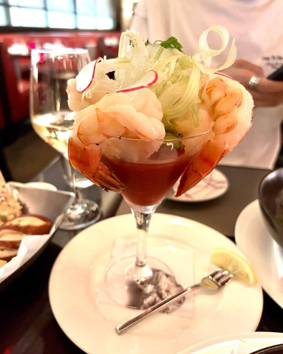 柳田菜月さんのインスタグラム写真 - (柳田菜月Instagram)「シンガポール初日ディナー🇸🇬🍽 . 📍 DB BISTRO & OYSTER BAR BY DANIEL BOULUD . シュリンプカクテルがとにかく、大きくてプリプリで美味しかった🥹💓 忘れられない美味しさ♡ . #シンガポール旅行 #シンガポールグルメ #旅行 #ご飯の記録  #ディナー #マリーナベイサンズ  #singapore #singaporetrip  #restaurant」10月4日 19時35分 - natsuki.3190