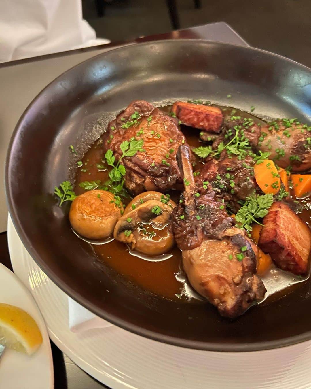柳田菜月さんのインスタグラム写真 - (柳田菜月Instagram)「シンガポール初日ディナー🇸🇬🍽 . 📍 DB BISTRO & OYSTER BAR BY DANIEL BOULUD . シュリンプカクテルがとにかく、大きくてプリプリで美味しかった🥹💓 忘れられない美味しさ♡ . #シンガポール旅行 #シンガポールグルメ #旅行 #ご飯の記録  #ディナー #マリーナベイサンズ  #singapore #singaporetrip  #restaurant」10月4日 19時35分 - natsuki.3190