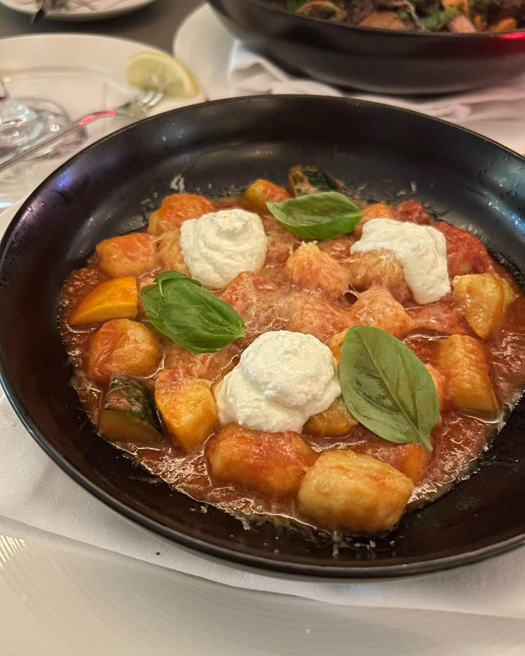 柳田菜月さんのインスタグラム写真 - (柳田菜月Instagram)「シンガポール初日ディナー🇸🇬🍽 . 📍 DB BISTRO & OYSTER BAR BY DANIEL BOULUD . シュリンプカクテルがとにかく、大きくてプリプリで美味しかった🥹💓 忘れられない美味しさ♡ . #シンガポール旅行 #シンガポールグルメ #旅行 #ご飯の記録  #ディナー #マリーナベイサンズ  #singapore #singaporetrip  #restaurant」10月4日 19時35分 - natsuki.3190