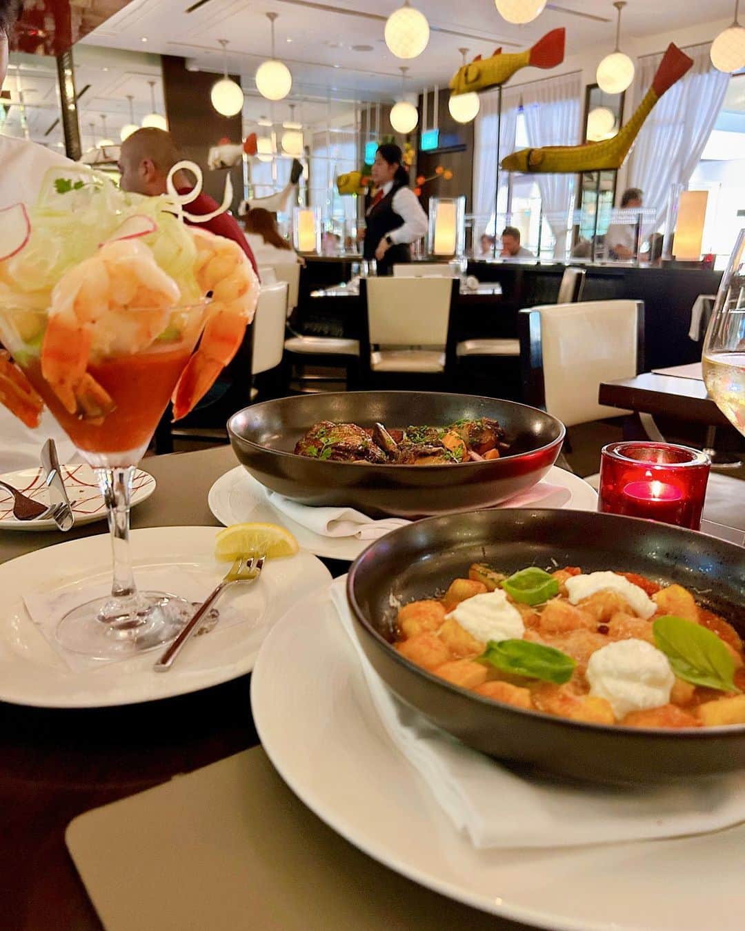 柳田菜月のインスタグラム：「シンガポール初日ディナー🇸🇬🍽 . 📍 DB BISTRO & OYSTER BAR BY DANIEL BOULUD . シュリンプカクテルがとにかく、大きくてプリプリで美味しかった🥹💓 忘れられない美味しさ♡ . #シンガポール旅行 #シンガポールグルメ #旅行 #ご飯の記録  #ディナー #マリーナベイサンズ  #singapore #singaporetrip  #restaurant」
