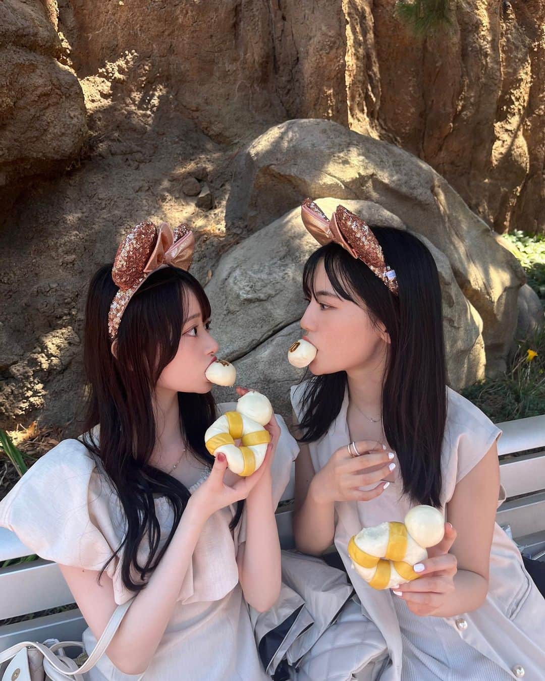 高比良由菜さんのインスタグラム写真 - (高比良由菜Instagram)「・ るきゆなDisney🐭💞✨ 夏にディズニーシー行ってきました🪸♡♡  コーデはみんなで白で合わせた🤍 (お姉ちゃん達)  ほんとに楽しかったな〜〜 また行きたい🥺💫  #高比良由菜#関谷瑠紀#るきゆな#sjk#06#ディズニー#ディズニーシー#ディズニーコーデ」10月4日 19時36分 - yuna_takahira_official