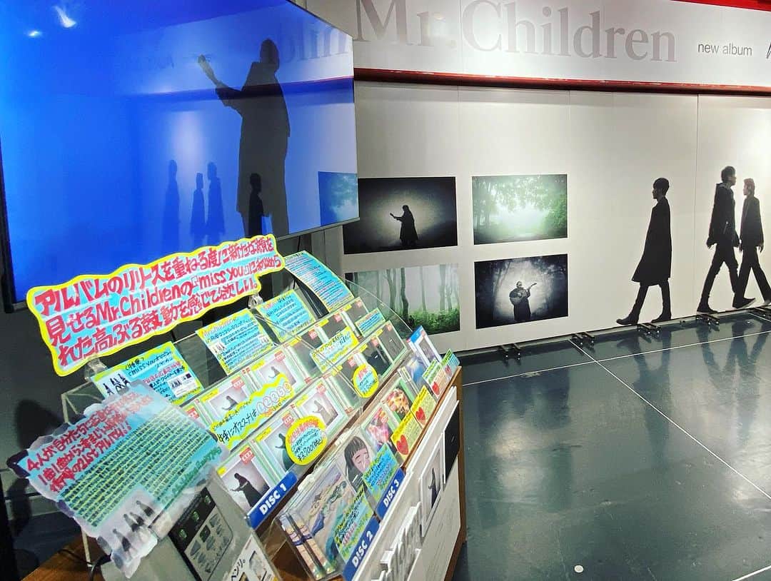 森本千絵さんのインスタグラム写真 - (森本千絵Instagram)「Mr.Children「miss you」発売日❗️  発売日恒例の巡礼の儀。  渋谷TOWERRECORDSへ。 タワレコ空間全体が 愛のある空間で感動しました。  初回も通常も即購入！ うろうろしていたら お世話になっているトイズファクトリーの方に遭遇。 恥ずかしながら記念写真を撮っていただきました。  本日は、miss you日和なお天気。 いっきに涼しくなり 染み込みます。  秋の夜長に、流れる車窓に…とっても心地よいです。  発売おめでとうございます♪♪♪♪  #こういう日に限ってノーメイク  #mrchildren #missyou #towerrecords #shiuya #タワレコ #タワレコ渋谷  #発売日  #towerrecords」10月4日 19時47分 - chiemorimoto_goen